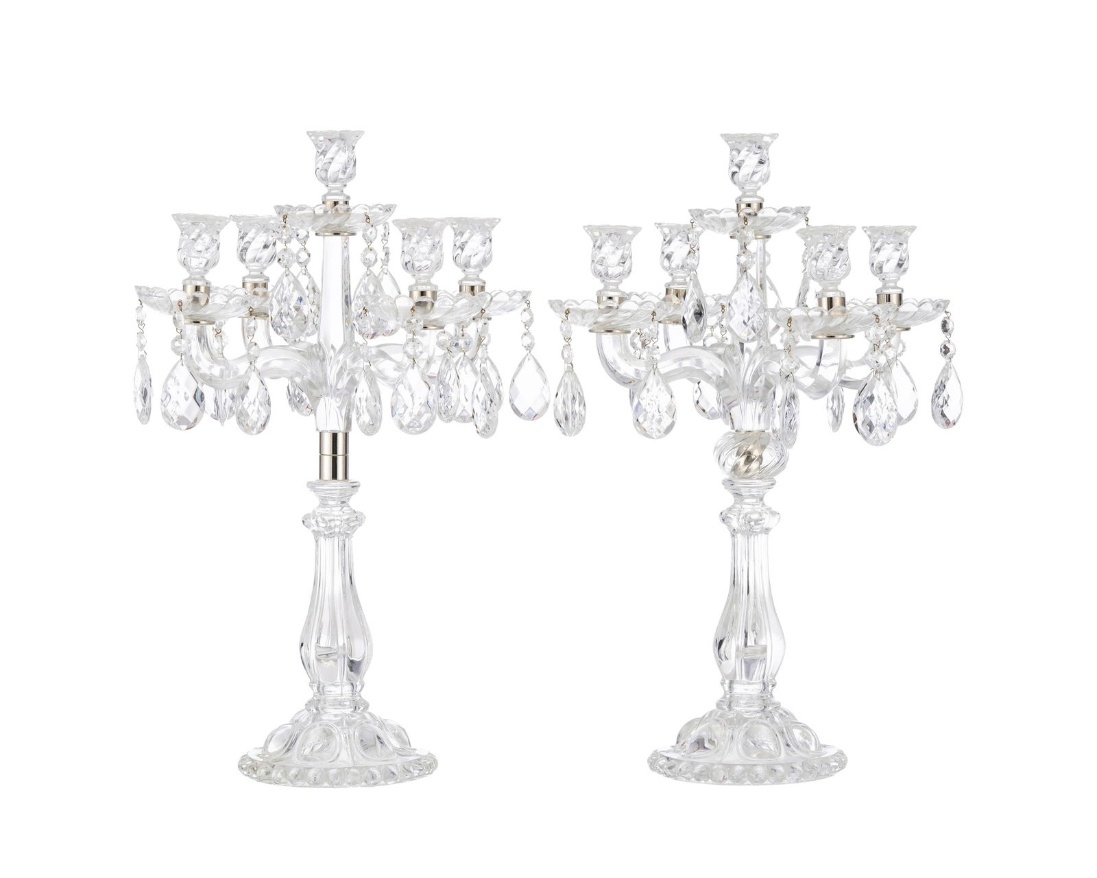 Paire de candélabres à 4 bras de lumière en verre moulé dans le goût de Bac: Paire de candélabres à 4 bras de lumière en verre moulé dans le goût de Baccarat, XXe s., ornés de pendeloques, manque une boule en verre entre les bras de lumière e