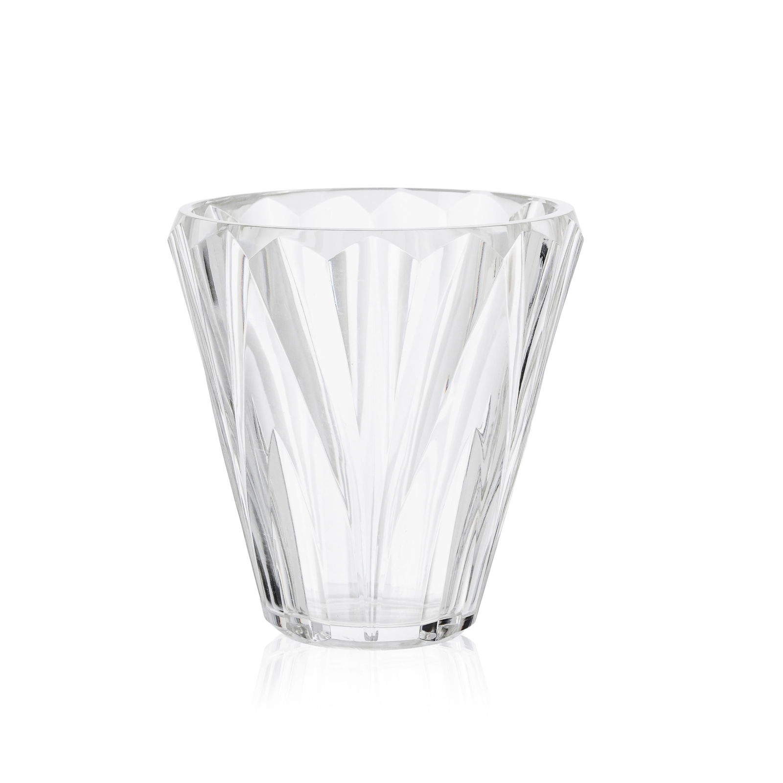 Vase en cristal Baccarat, à motif géométrique, inscription URA-HR sous la base, h. 17: Vase en cristal Baccarat, à motif géométrique, inscription URA-HR sous la base, h. 17 cm Condition éclat sous la base