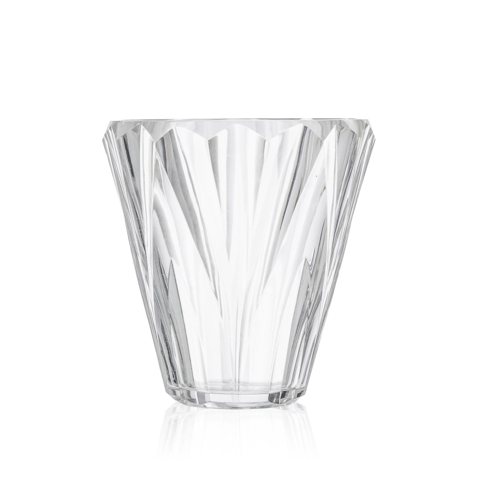 Vase en cristal Baccarat, à motif géométrique, inscription URA-HR sous la base, h. 17 - 2