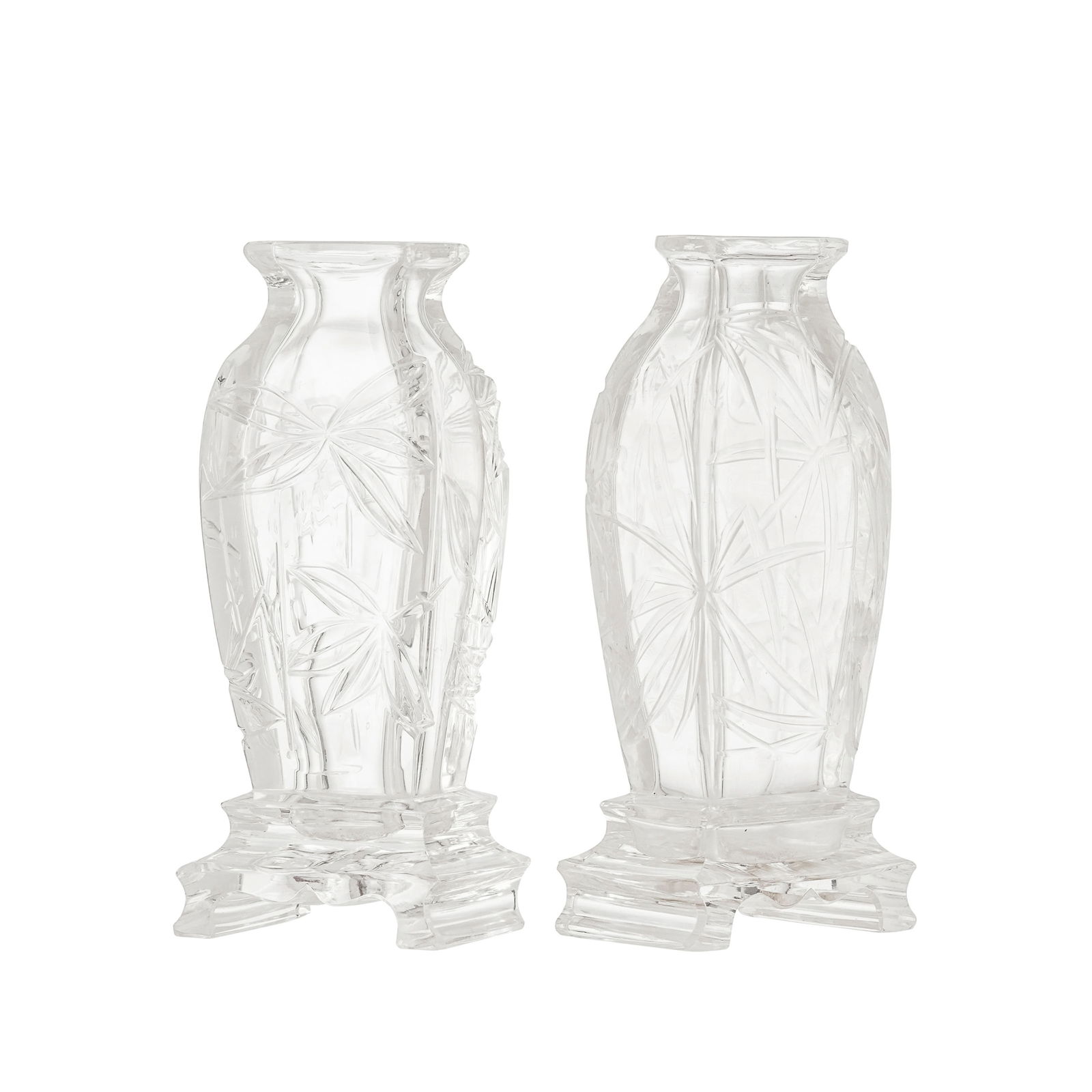 Paire de petits vases en cristal dans le goût de Baccarat, fin XIXe s., à décor de ba: Paire de petits vases en cristal dans le goût de Baccarat, fin XIXe s., à décor de bambou et fleurs de cerisier, h.12,5 cm Conditionvases meulés 