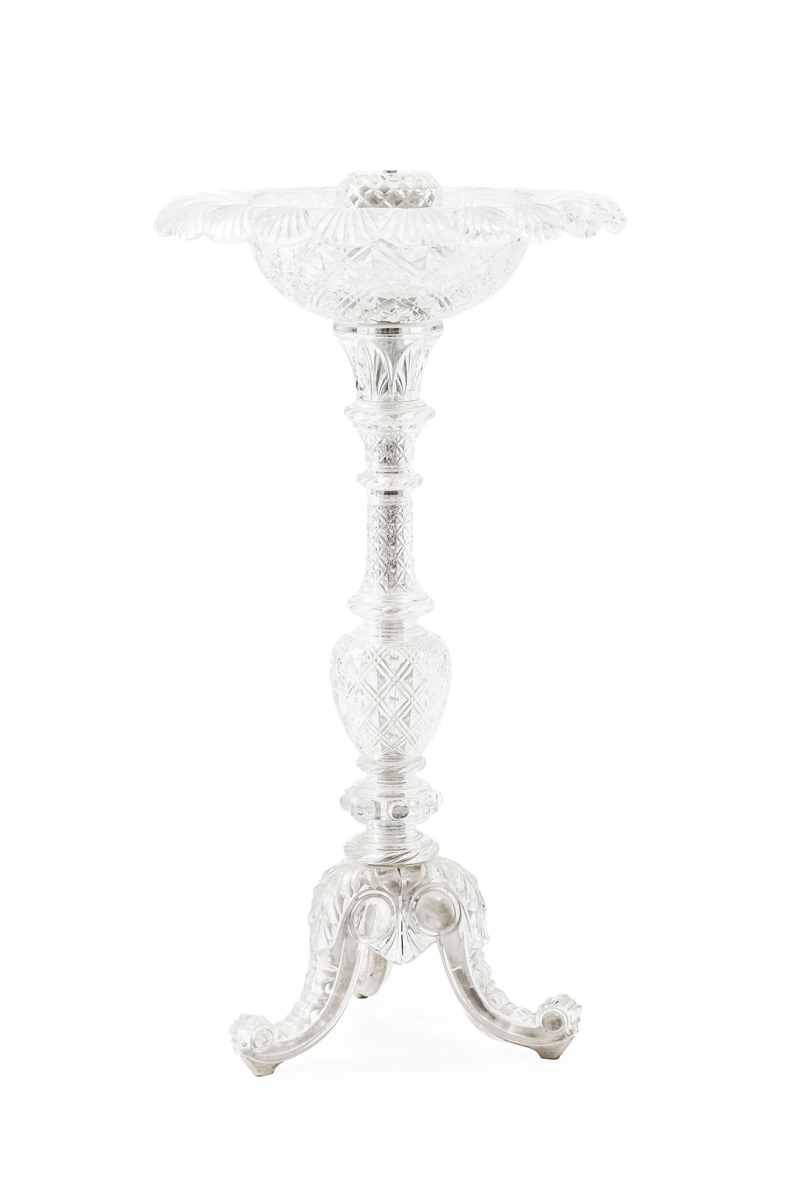 Fontaine en cristal dans le goût de Baccarat, XXe s., à large bassin circulaire à bor: Fontaine en cristal dans le goût de Baccarat, XXe s., à large bassin circulaire à bordure feuillage, reposant sur un fût balustre richement facetté, base tripode, h, 111