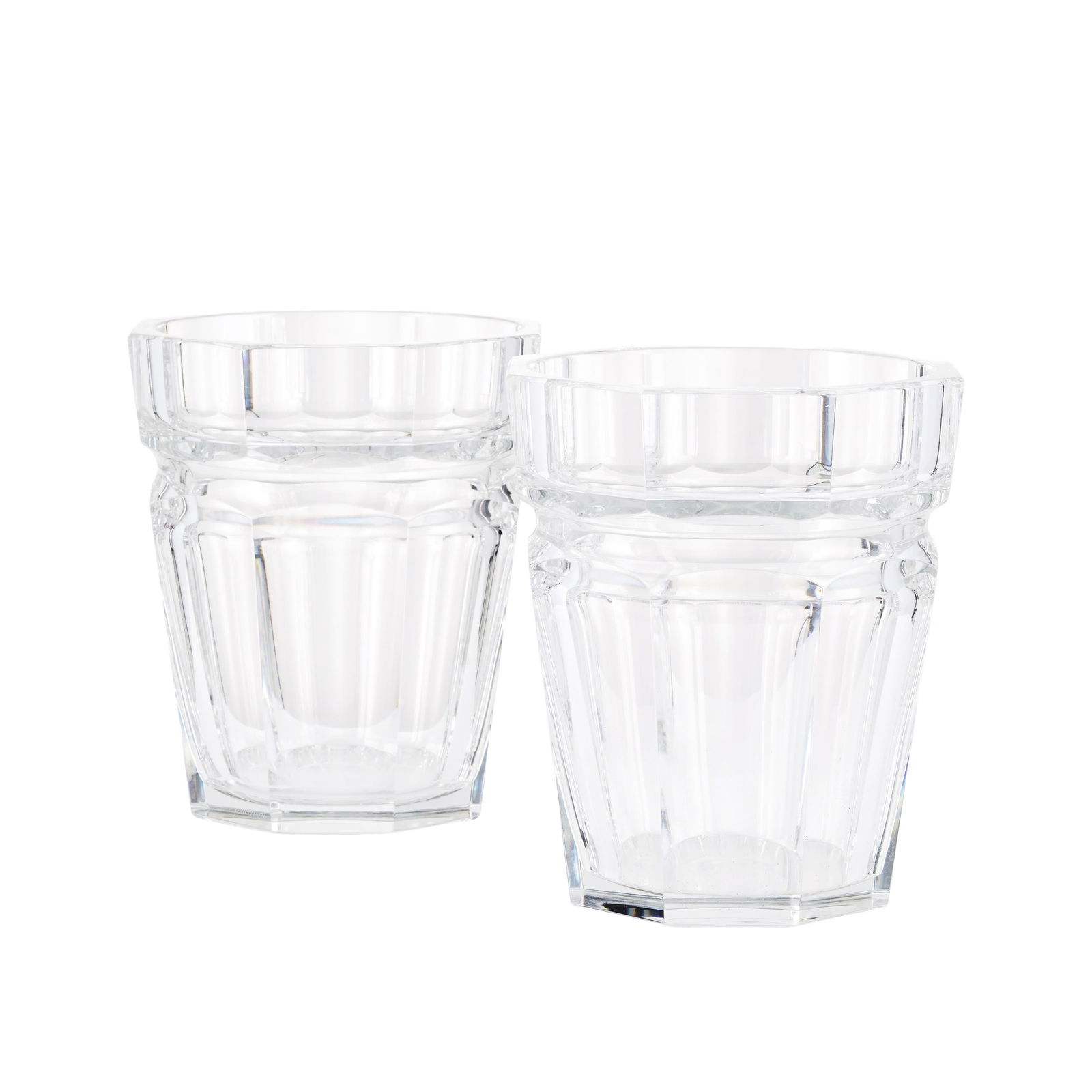 Paire de vases ou seaux à champagne en cristal Baccarat, circa 1970, modèle Moulin Rouge, : Paire de vases ou seaux à champagne en cristal Baccarat, circa 1970, modèle Moulin Rouge, h. 23 cm Conditionéclat à la bordure intérieure d'un vase/seau à champagne 