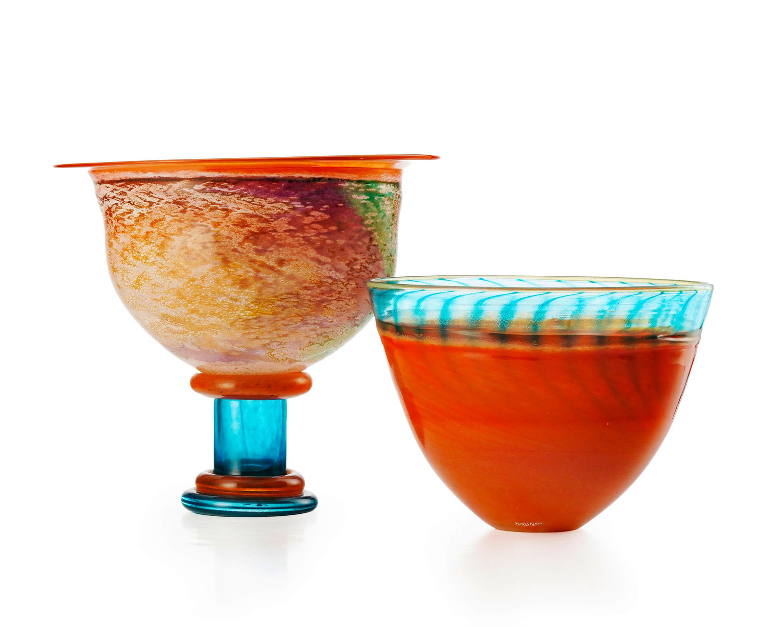 Ensemble de 2 coupes modernes en verre coloré, par Kosta Boda, fin XXe s., 2 modèles, h. 1: Ensemble de 2 coupes modernes en verre coloré, par Kosta Boda, fin XXe s., 2 modèles, h. 18 et 27 cm 