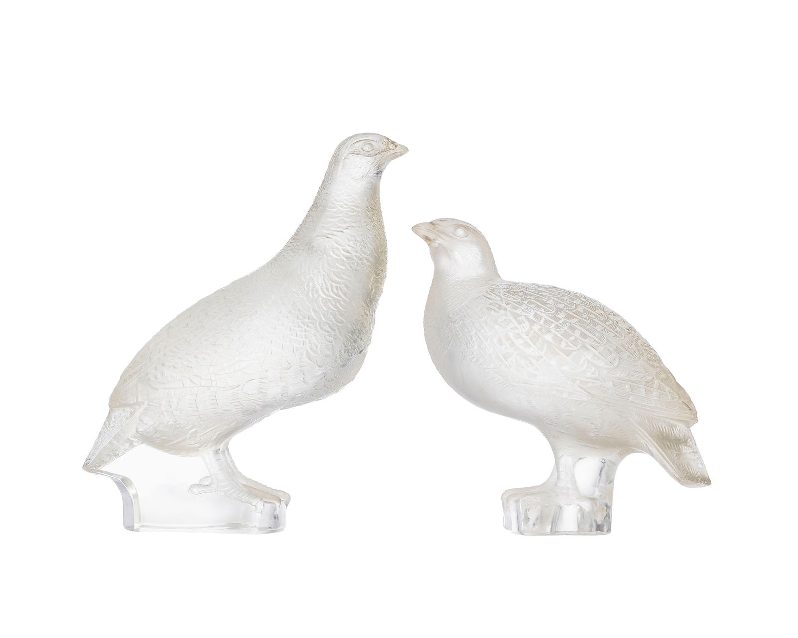 Ensemble de 2 perdrix en verre moulé-pressé signées R Lalique France et Lalique Franc: Ensemble de 2 perdrix en verre moulé-pressé signées R Lalique France et Lalique France, h. 13,5 et 17,5 cm 