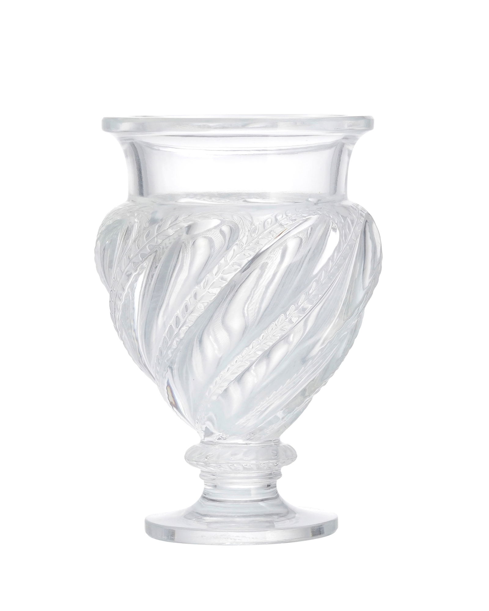 Vase en verre moulé-pressé signé Lalique France, modèle Ermenonville, modèl: Vase en verre moulé-pressé signé Lalique France, modèle Ermenonville, modèle de Marc Lalique, h. 15 cm Condition microrayures d'usage sous la base