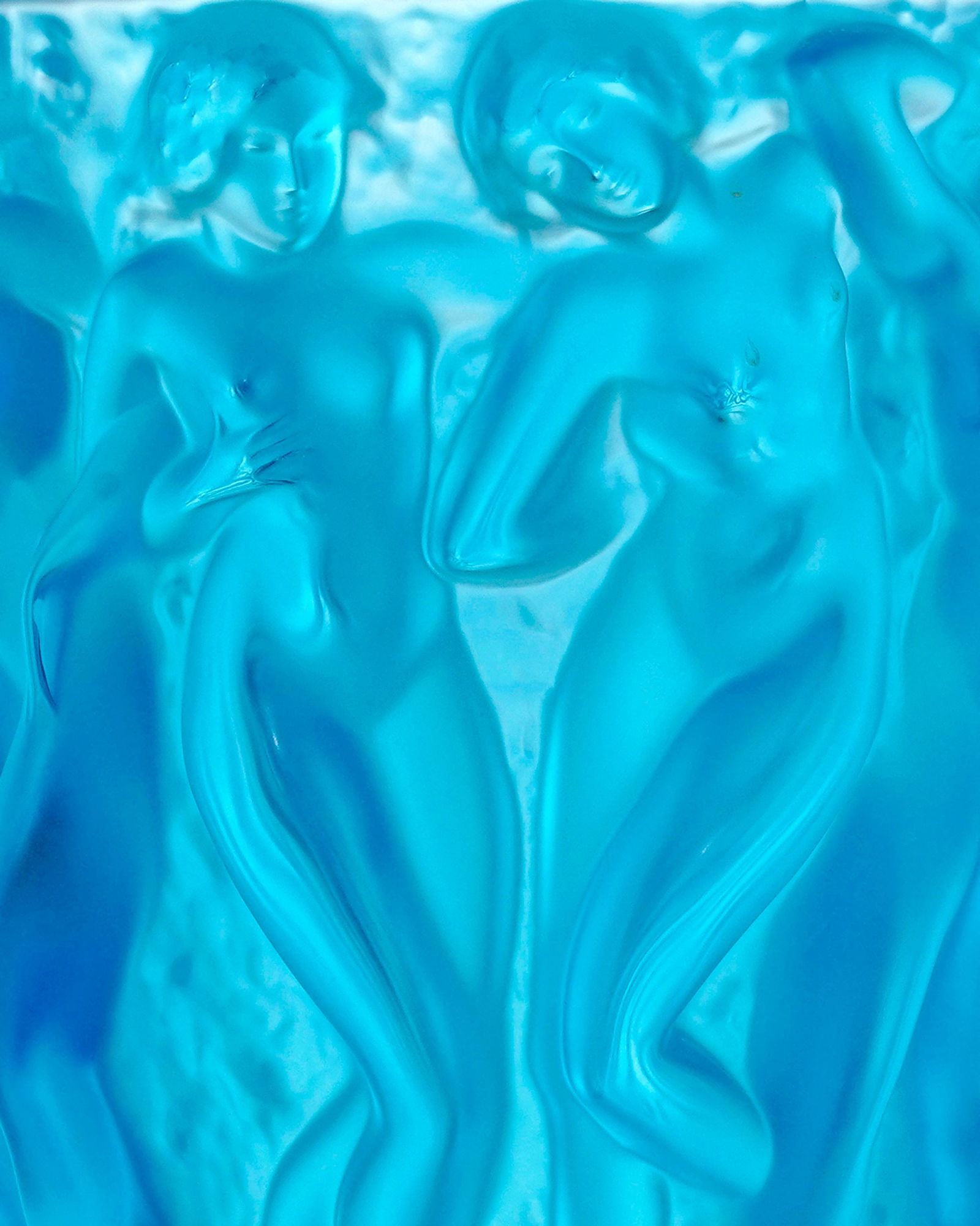 Vase en verre moulé-pressé bleu signé Lalique France, modèle Bacchantes, d'apr&# - 4