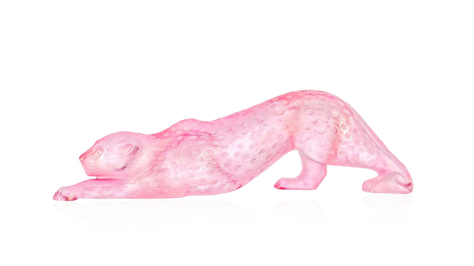 Panthère en verre moulé-pressé "Rose Nebula" signée Lalique France, modèle : Panthère en verre moulé-pressé "Rose Nebula" signée Lalique France, modèle Zeila, AA331, long. 37 cm. Dans sa boîte d'origine 