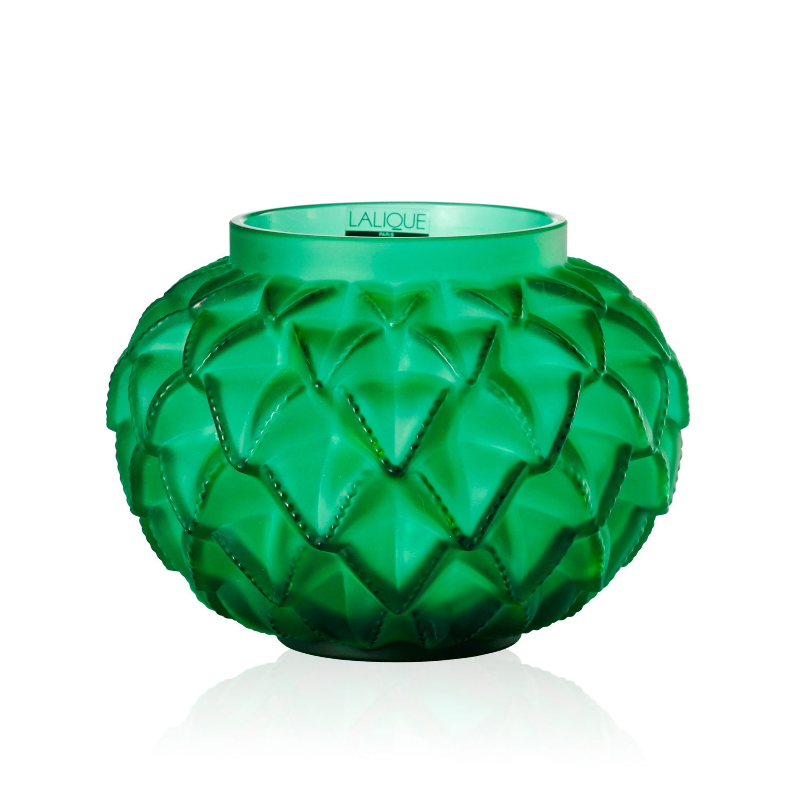Vase en verre moulé-pressé vert signé Lalique France, modèle Languedoc, d'apr: Vase en verre moulé-pressé vert signé Lalique France, modèle Languedoc, d'après le modèle de René Lalique créé en 1929, h. 12 cm 