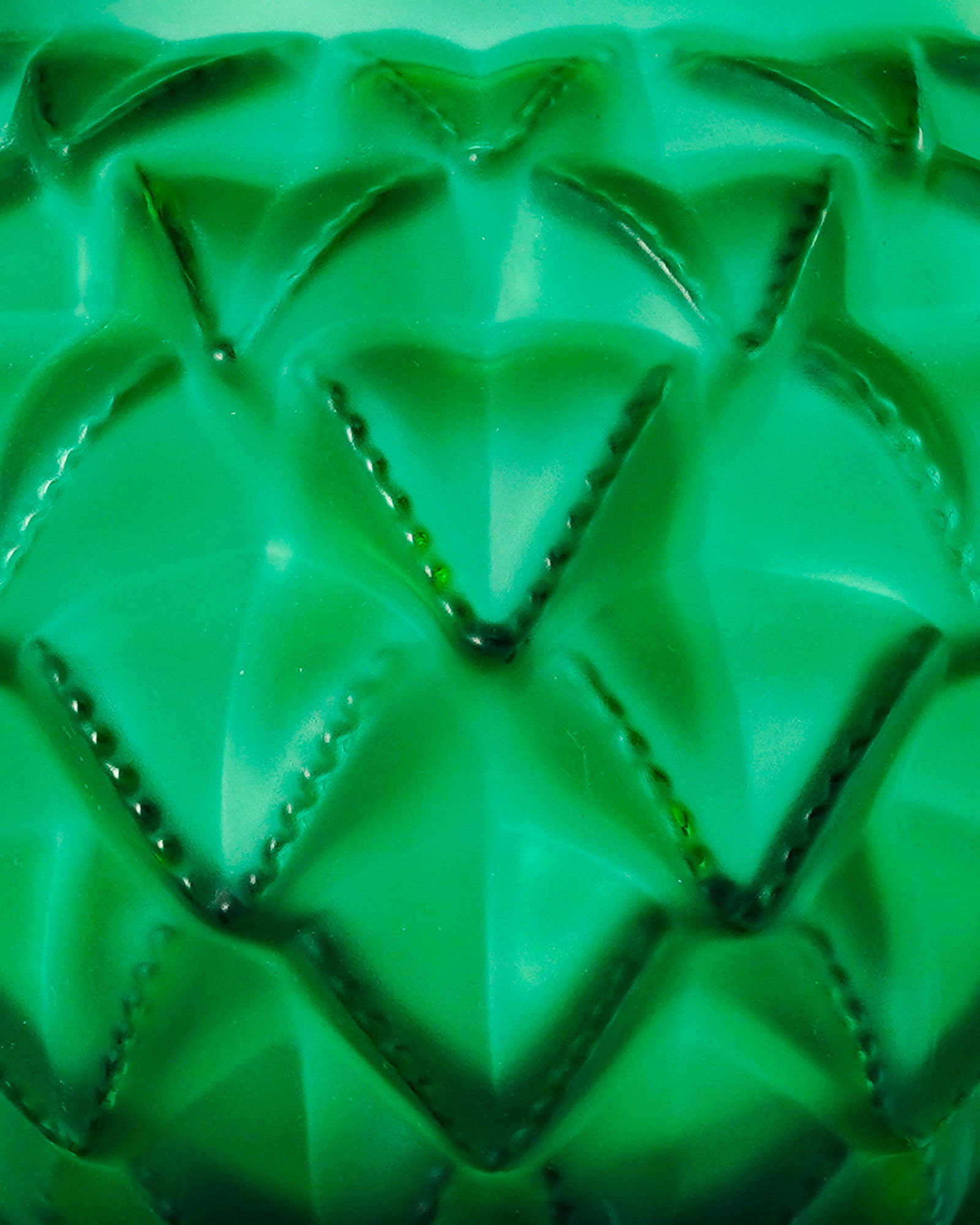 Vase en verre moulé-pressé vert signé Lalique France, modèle Languedoc, d'apr - 2