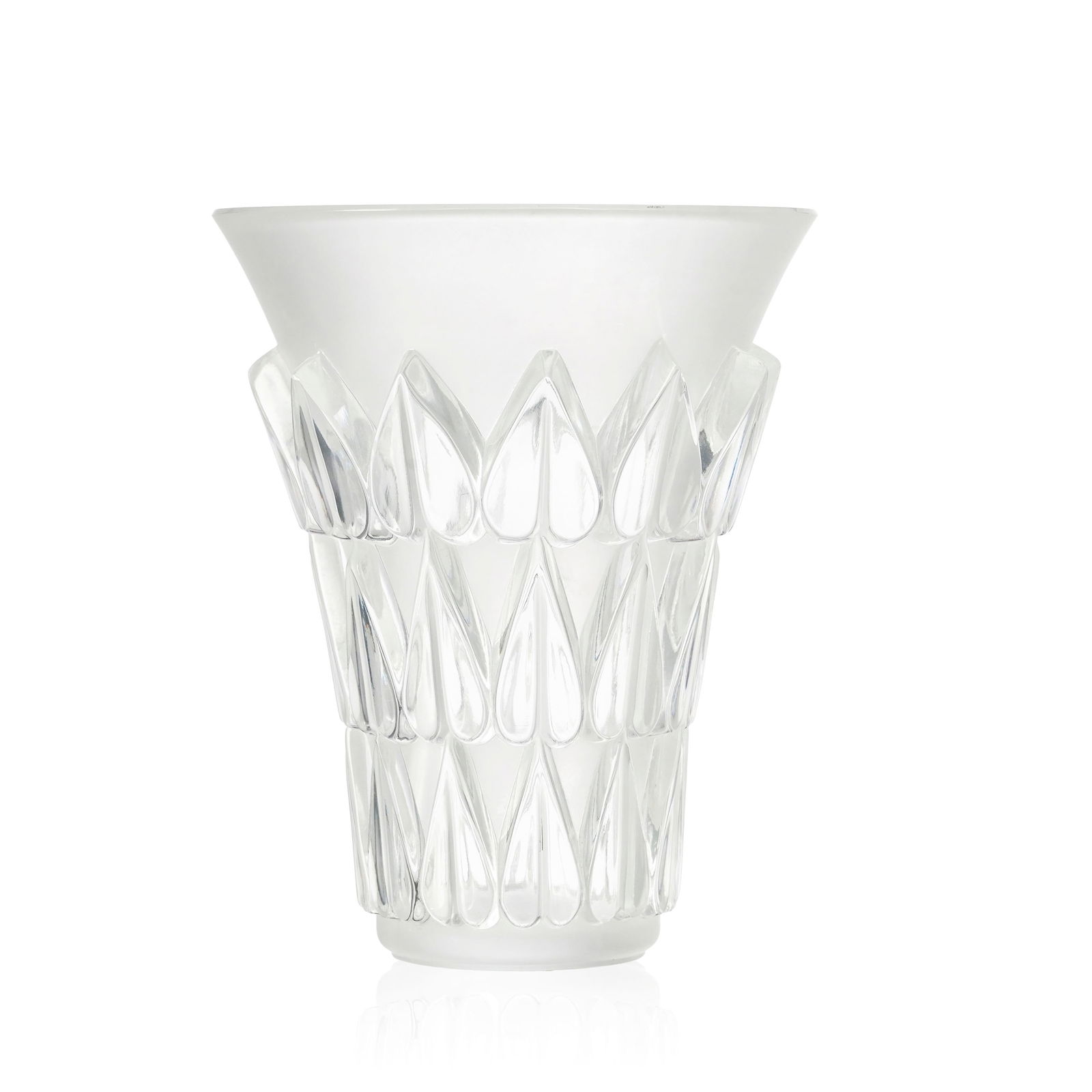 Vase en verre moulé-pressé signé Lalique France, modèle Feuilles, fond blanc d&# (1 of 2)