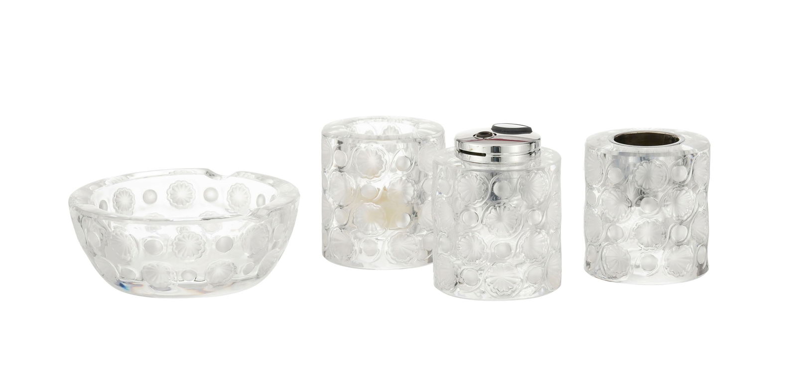 Set de fumeur en verre moulé-pressé signé Lalique France, modèle Tokyo, comprena: Set de fumeur en verre moulé-pressé signé Lalique France, modèle Tokyo, comprenant 4 pièces: 1 cendrier, 1 porte-allumettes, 1 briquet de table et 1 photophire 