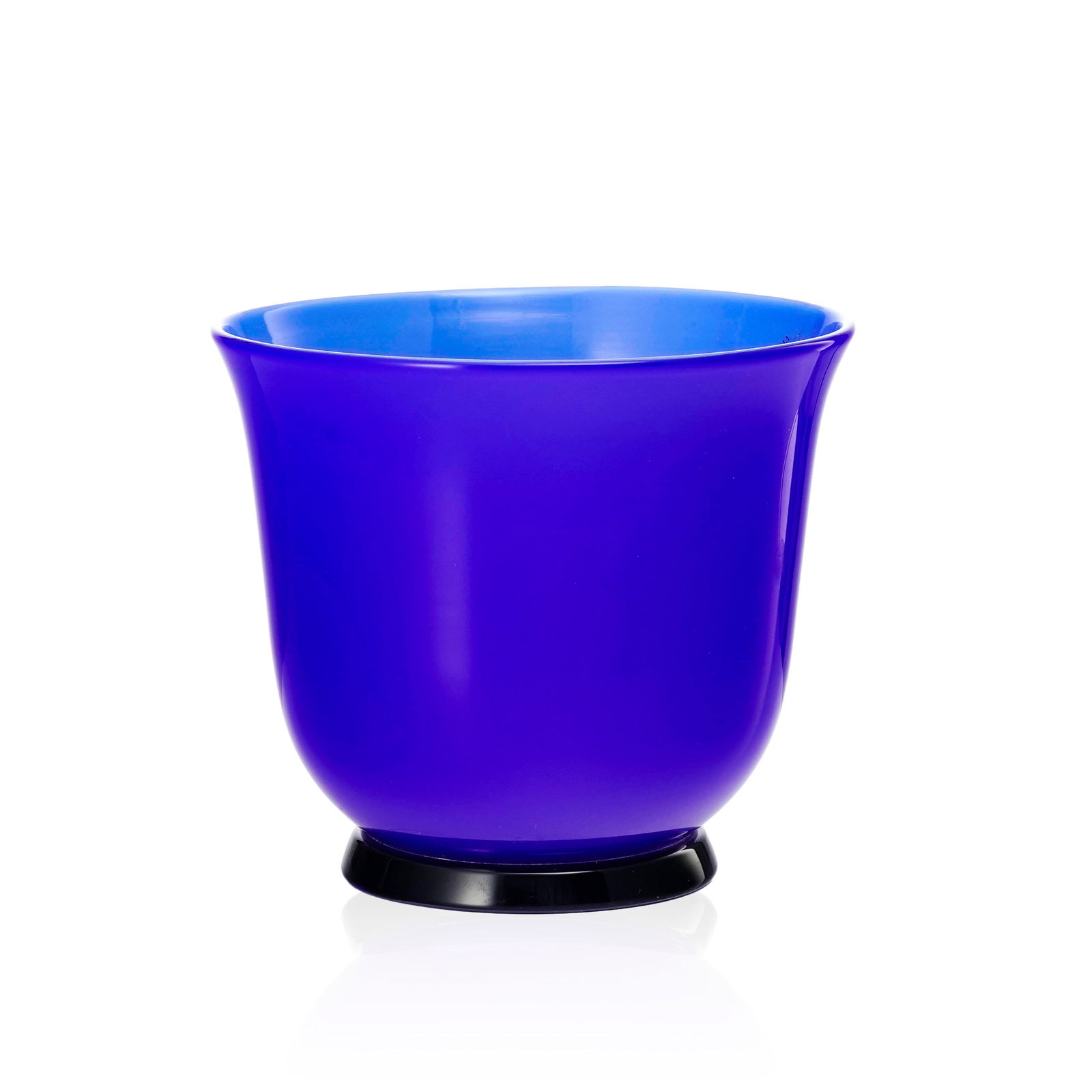 Petit vase sur talon en verre bleu et noir de Murano, Venini, années 1980, daté, h. 11 cm,: Petit vase sur talon en verre bleu et noir de Murano, Venini, années 1980, daté, h. 11 cm, diam. 12 cm 