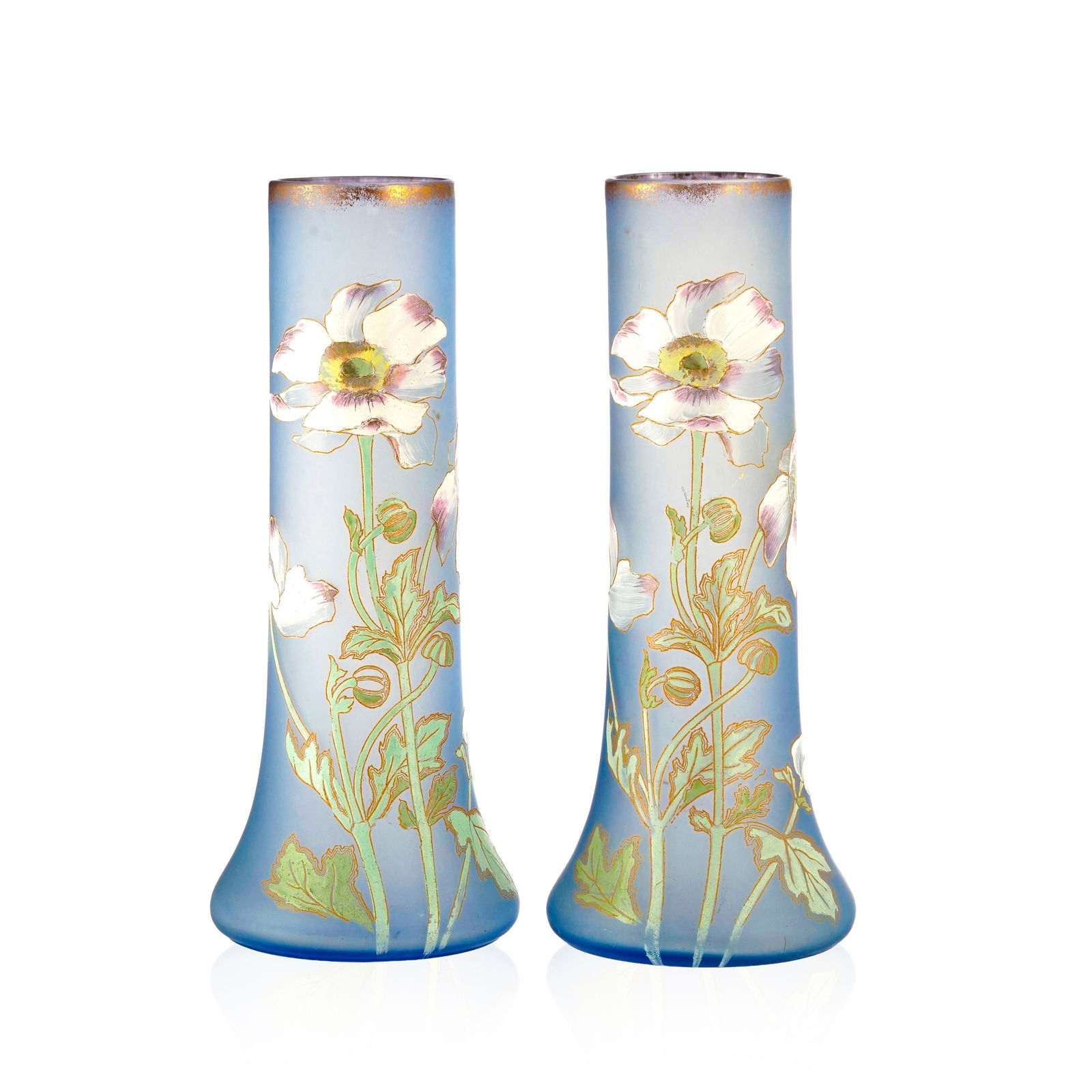 Paire de vases en verre bleu, circa 1900, décor émaillé de fleurs, bordure et rehauts: Paire de vases en verre bleu, circa 1900, décor émaillé de fleurs, bordure et rehauts or, h. 30,5 cm 