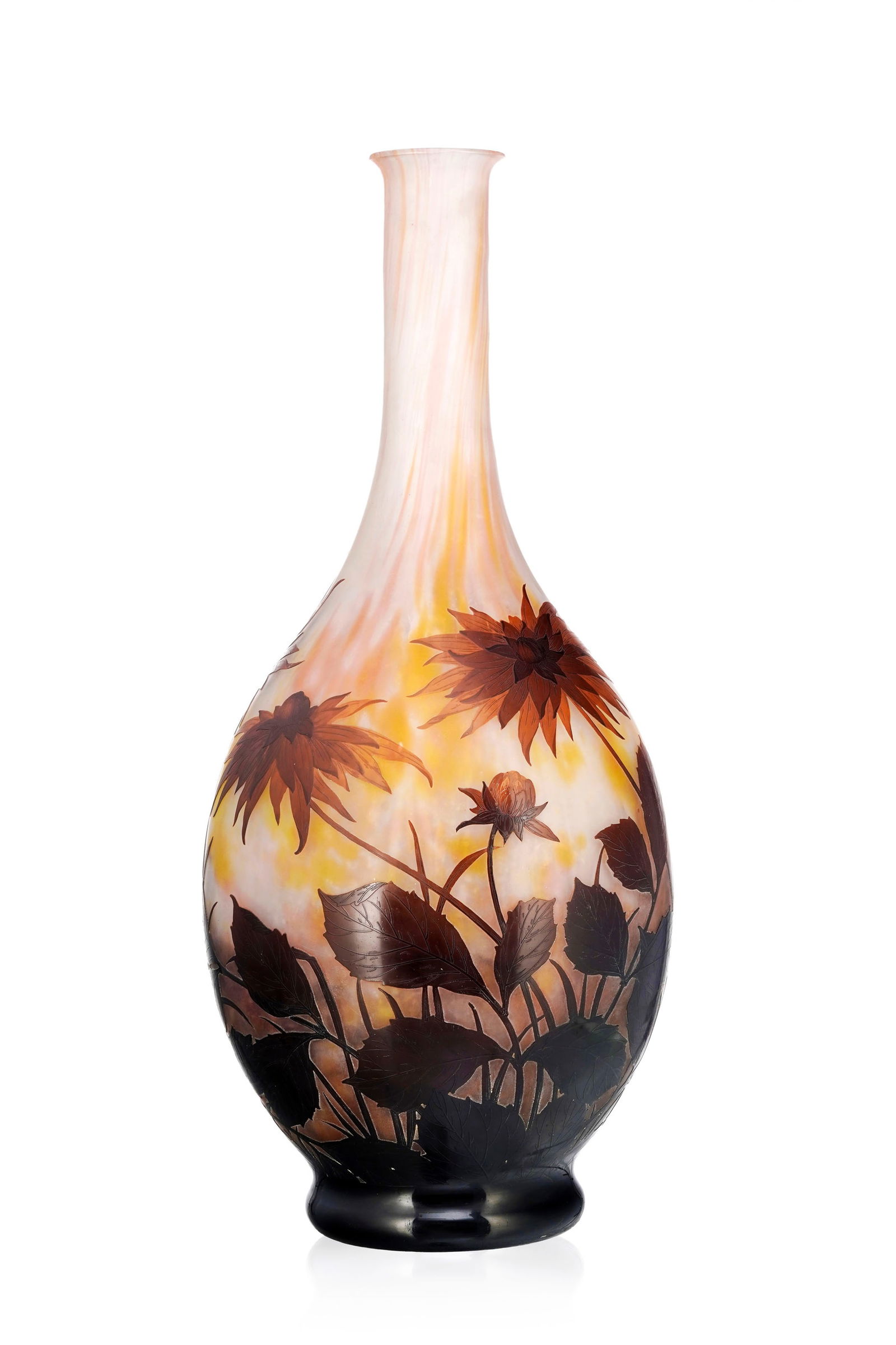 Grand Vase en verre multicouche signé Daum Nancy, à décor dégagé à l'a: Grand Vase en verre multicouche signé Daum Nancy, à décor dégagé à l'acie de fleurs brunes sur fond blanc nuancé jaune et rose, h. 68 cm Condition dégât au