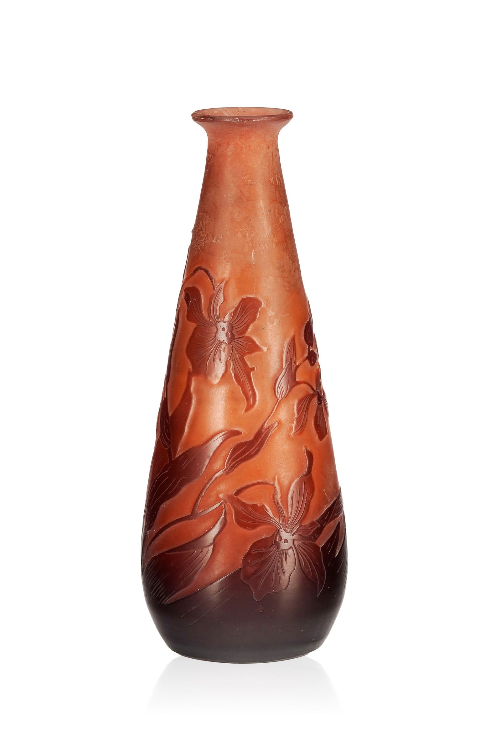 Petit vase en verre multicouche signé Gallé, à décor dégagé à l'a: Petit vase en verre multicouche signé Gallé, à décor dégagé à l'acide de fleurs sur fond orangé, h. 15 cm 
