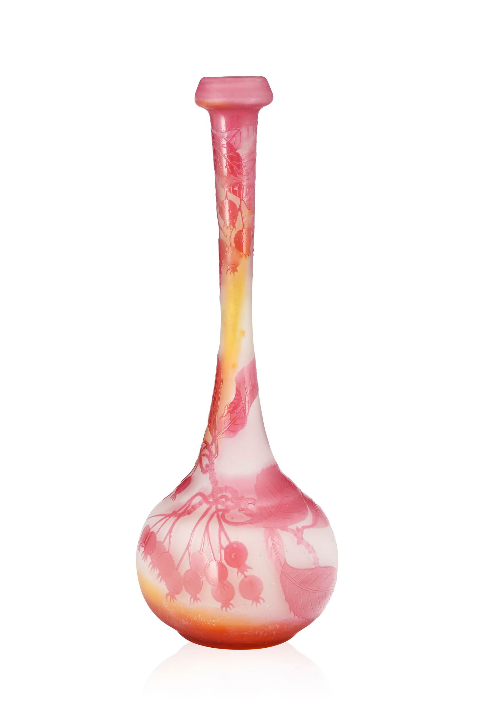 Vase soliflore en verre multicouche signé Gallé, à décor dégagé à: Vase soliflore en verre multicouche signé Gallé, à décor dégagé à l'acide de baies roses sur fond blanc nuancé orange, signature à l'étoile, h. 32 cm 
