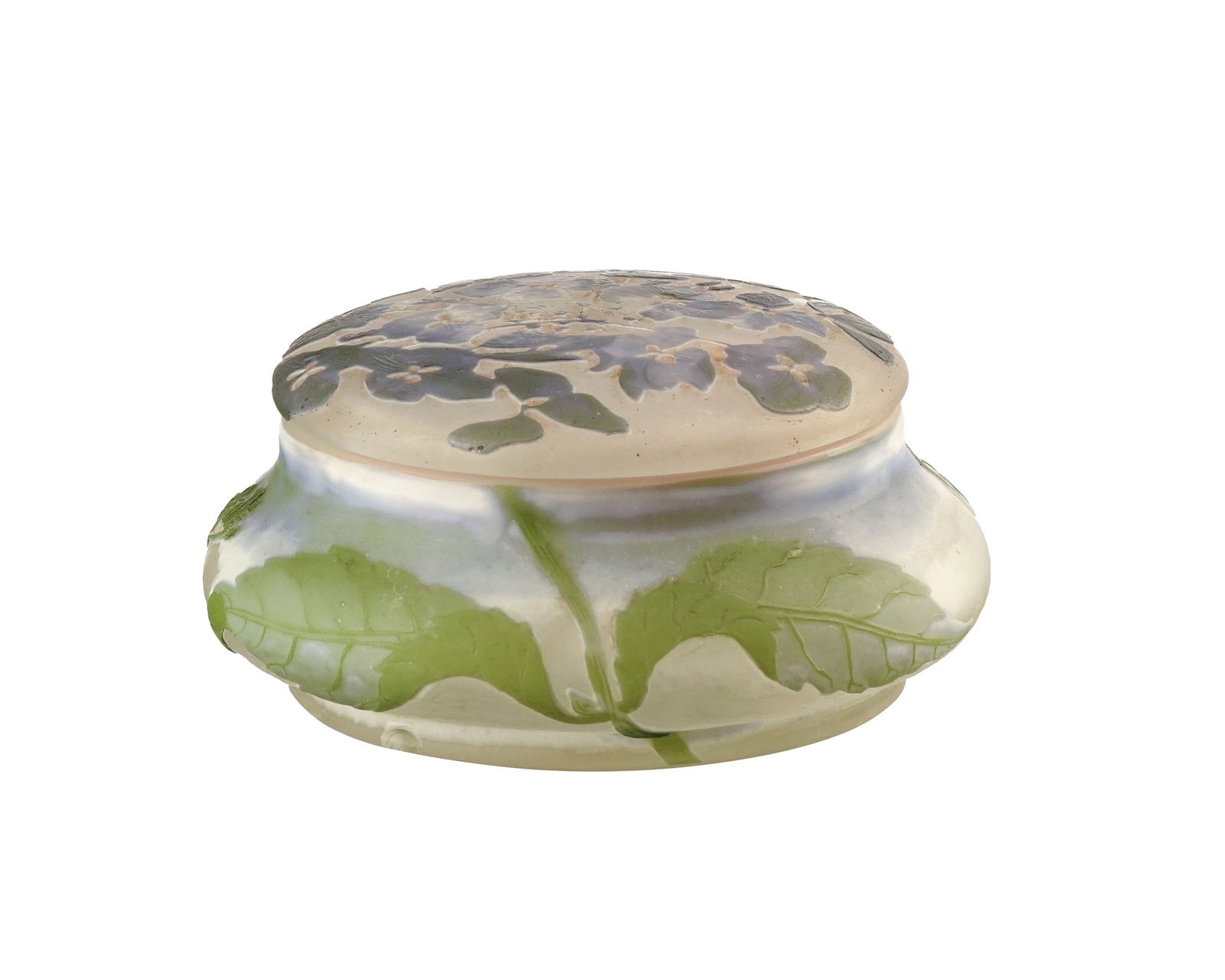 Bonbonnière en verre multicouche signé Gallé, à décor dégagé : Bonbonnière en verre multicouche signé Gallé, à décor dégagé à l'acide de bleuets sur fond nuancé blanc, signature à l'étoile, diam. 10,5 cm 