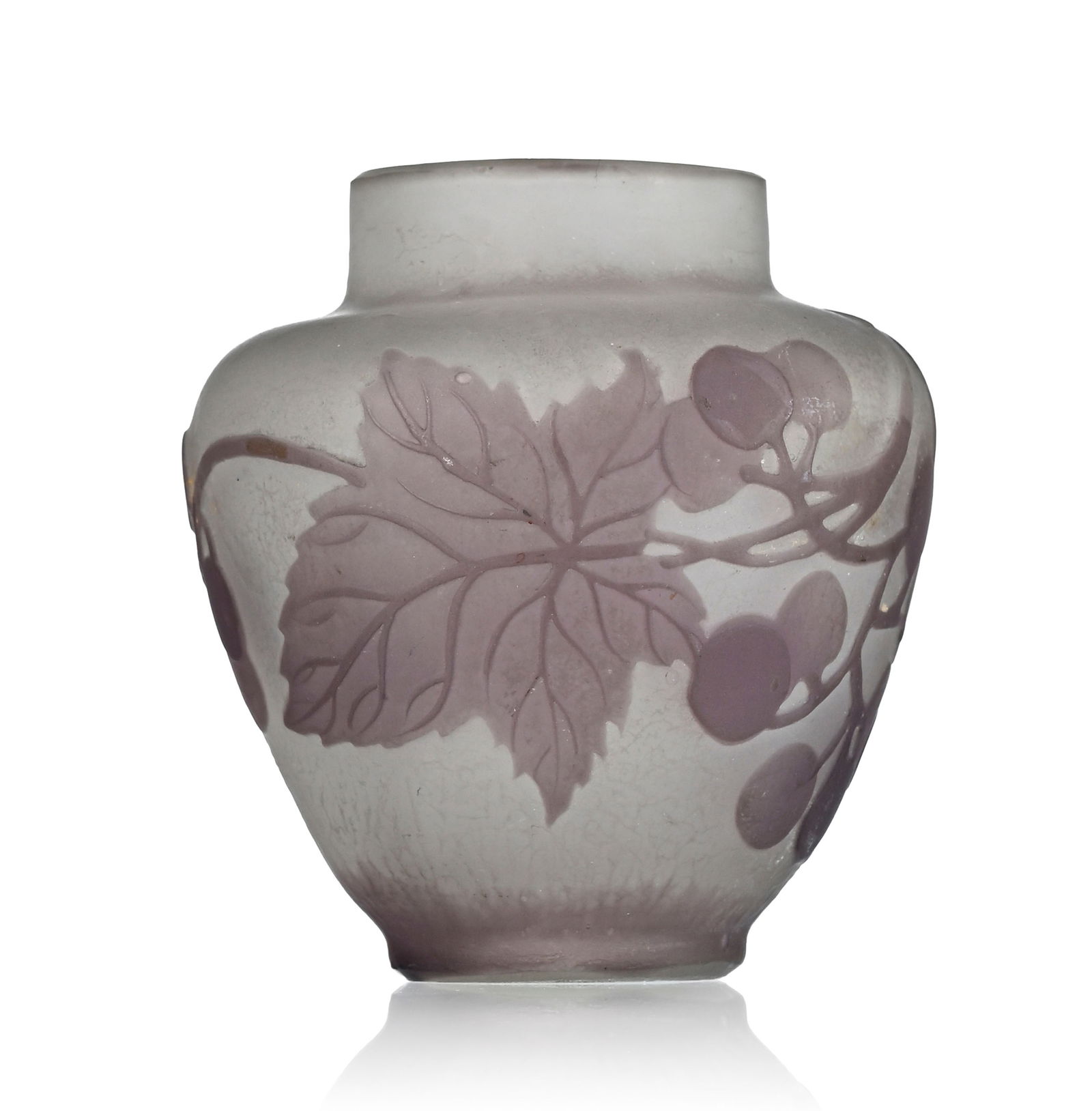 Petit vase en verre multicouche signé Gallé, à décor dégagé à l'a: Petit vase en verre multicouche signé Gallé, à décor dégagé à l'acide de baies violettes sur fond blanc, h.7 cm Conditionéclat au col 
