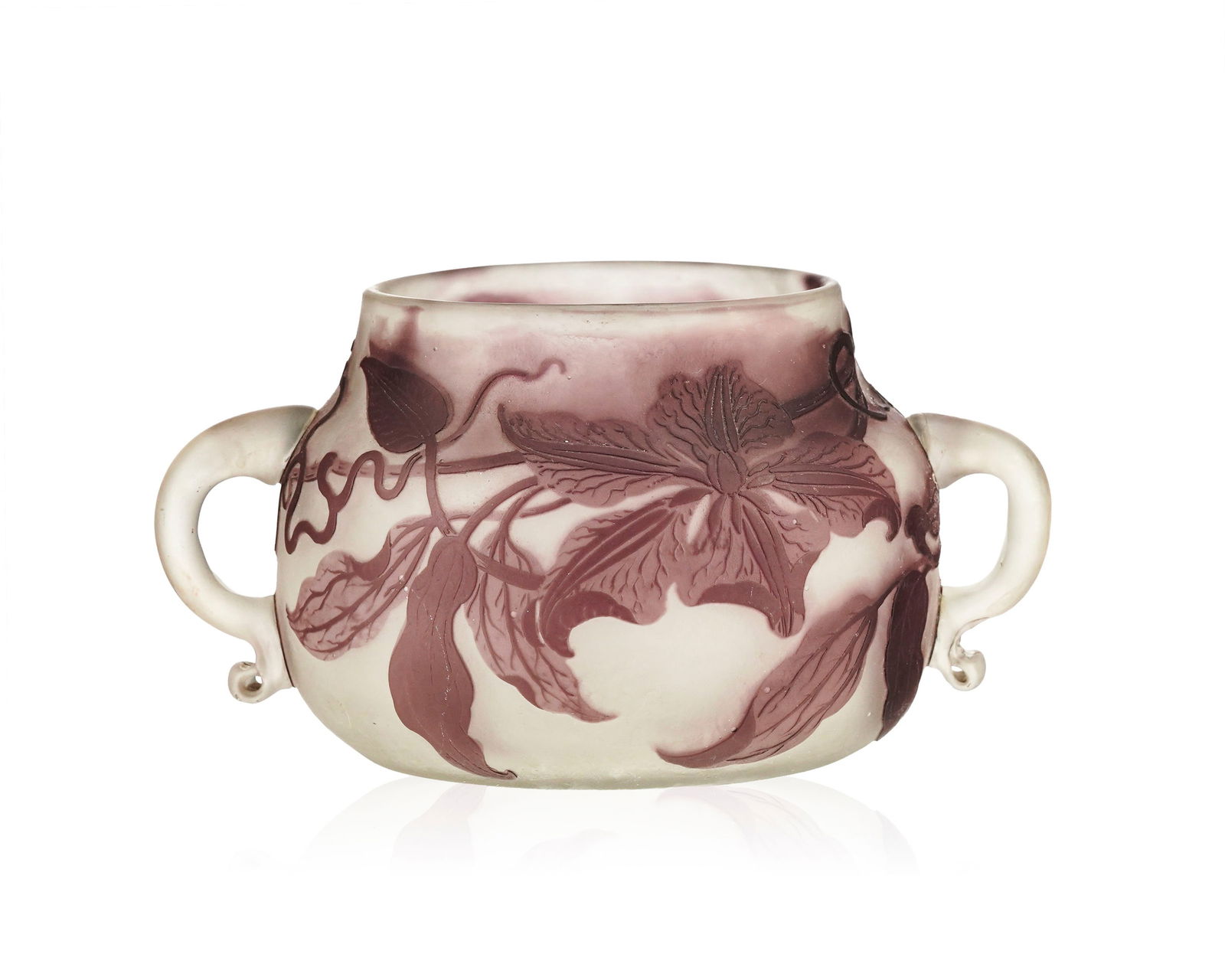 Coupe à anses en verre multicouche signée Gallé, à décor dégagé &: Coupe à anses en verre multicouche signée Gallé, à décor dégagé à l'acide de fleurs violettes sur fond blanc, signature à l'étoile, h. 9,5