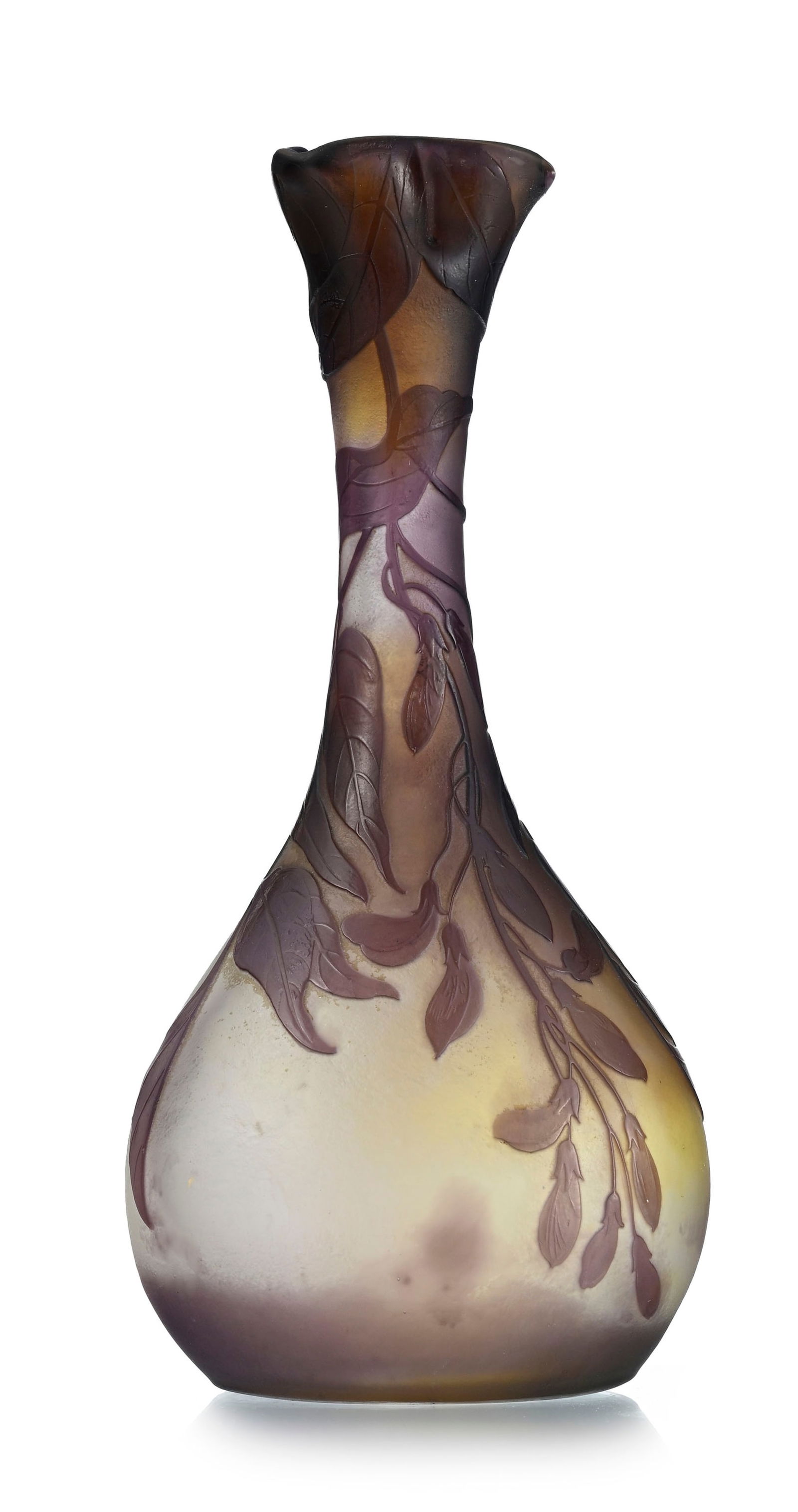 Vase soliflore à col trilobé en verre multicouche signé Gallé, à décor: Vase soliflore à col trilobé en verre multicouche signé Gallé, à décor dégagé à l'acide de glycines violettes sur fond blanc nuancé jaune, signature &