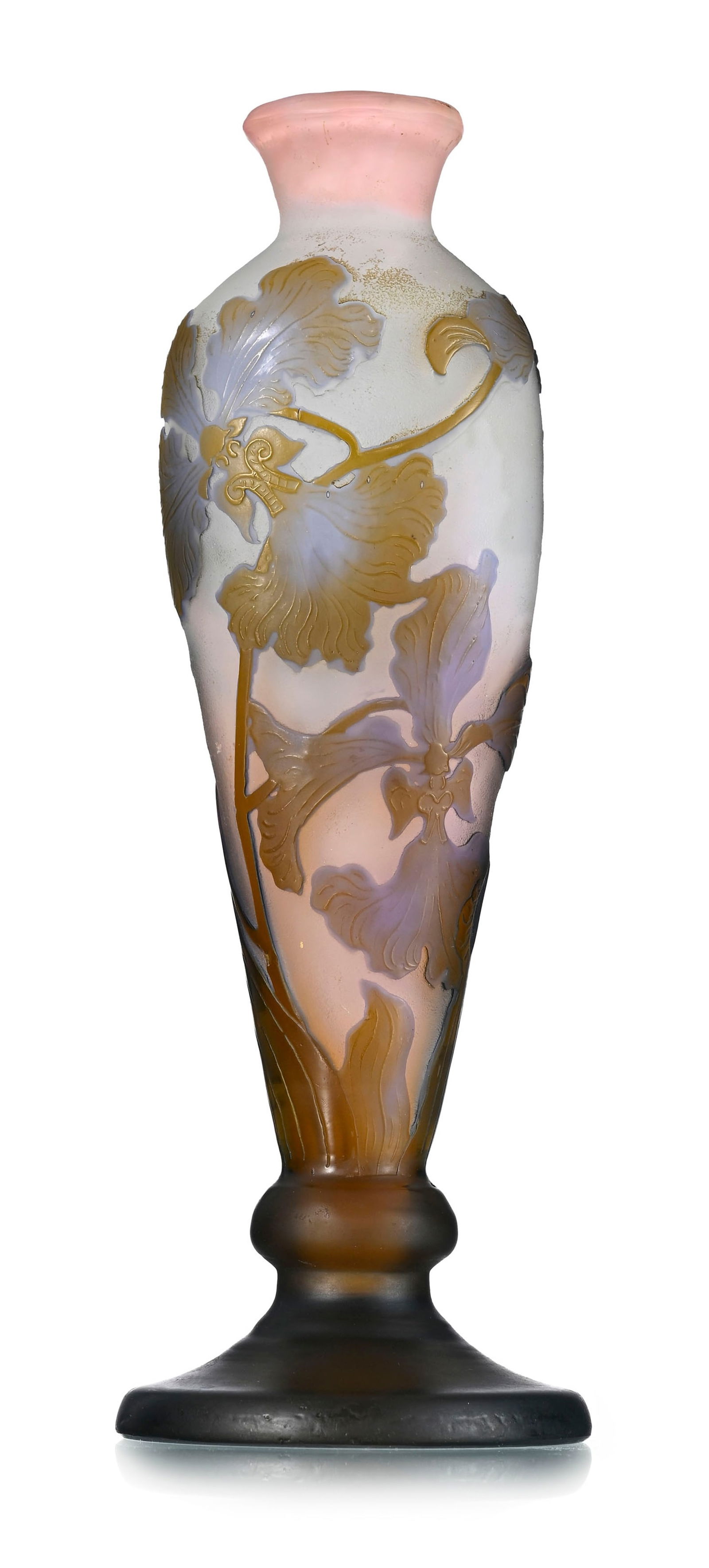 Vase sur talon en verre multicouche signé Gallé, à décor dégagé à: Vase sur talon en verre multicouche signé Gallé, à décor dégagé à l'acide de fleurs mauves et vertes sur fond blanc nuancé rose, signature à