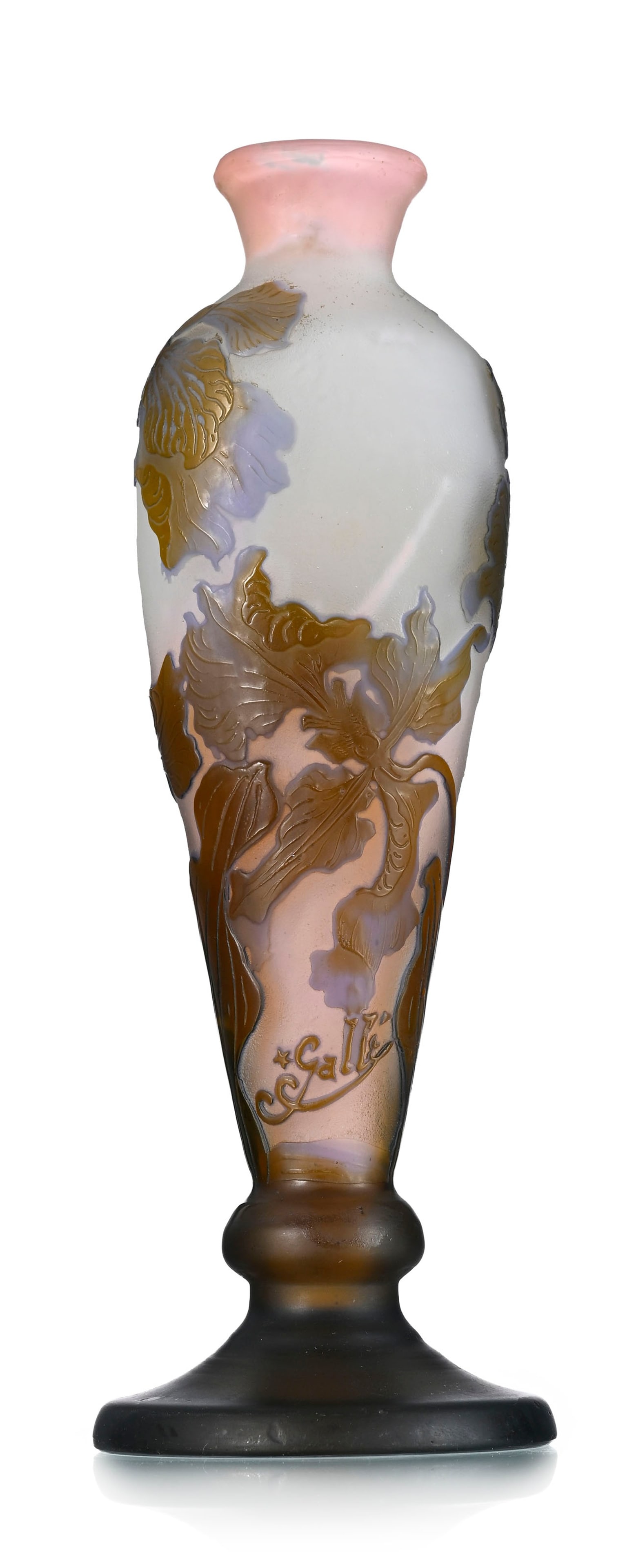 Vase sur talon en verre multicouche signé Gallé, à décor dégagé à - 2