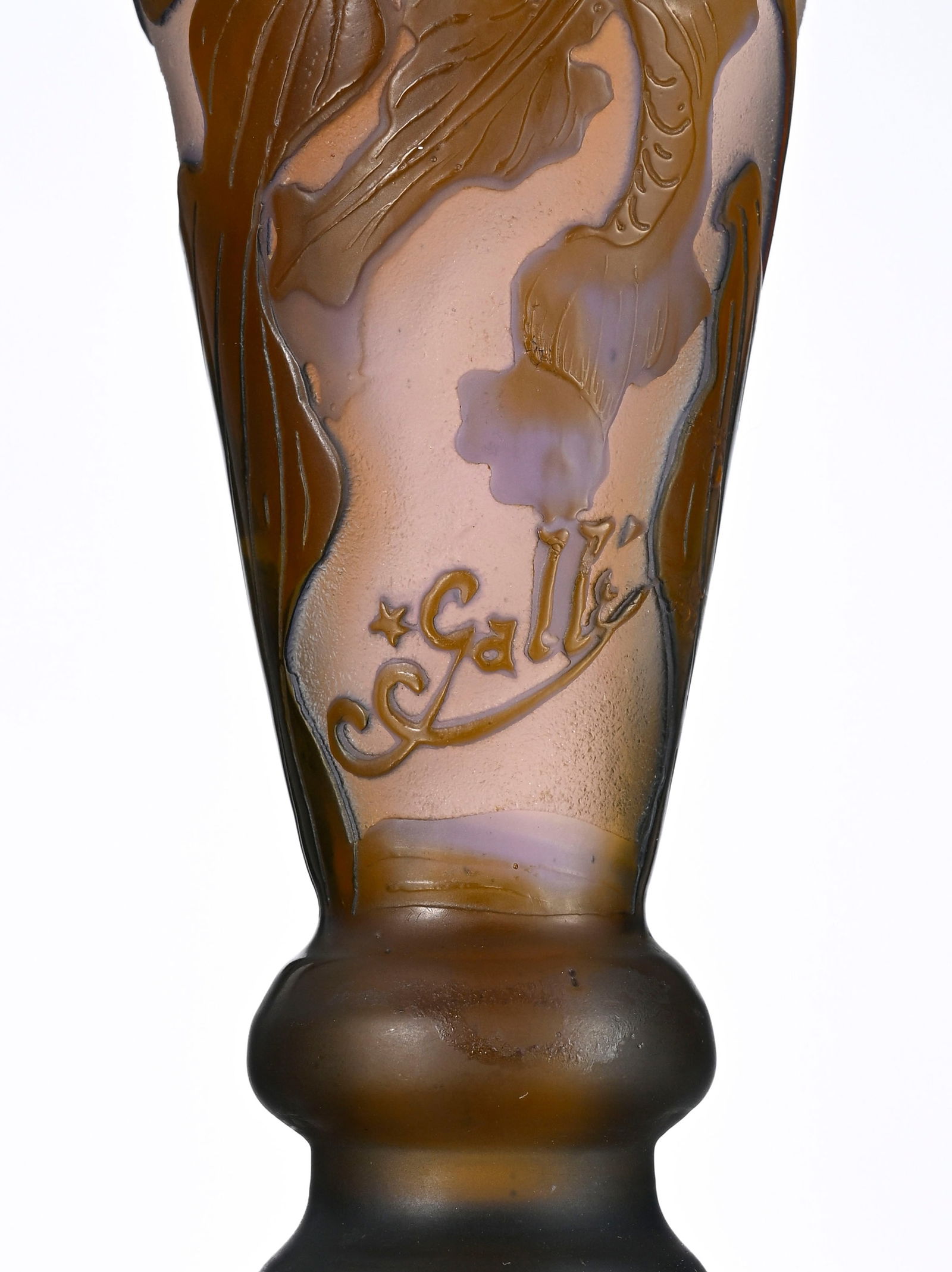 Vase sur talon en verre multicouche signé Gallé, à décor dégagé à - 4