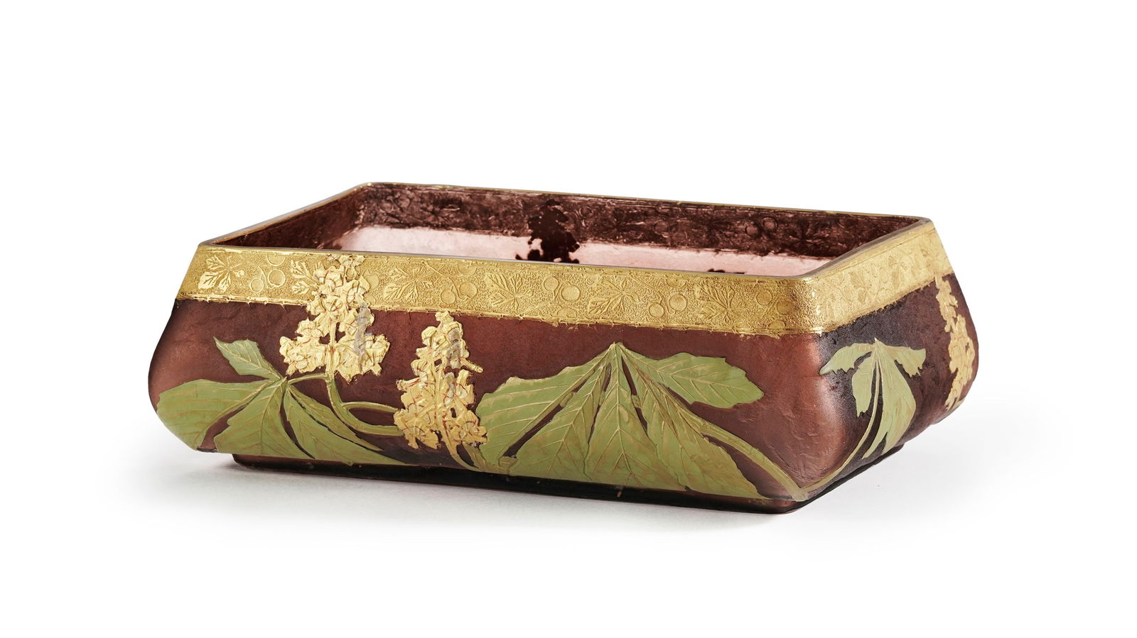 Coupe rectangulaire en verre multicouche givré brun signée Montjoye, à décor d&#: Coupe rectangulaire en verre multicouche givré brun signée Montjoye, à décor dégagé à l'acide marronier en fleurs et émaux verts et or, long. 30,5