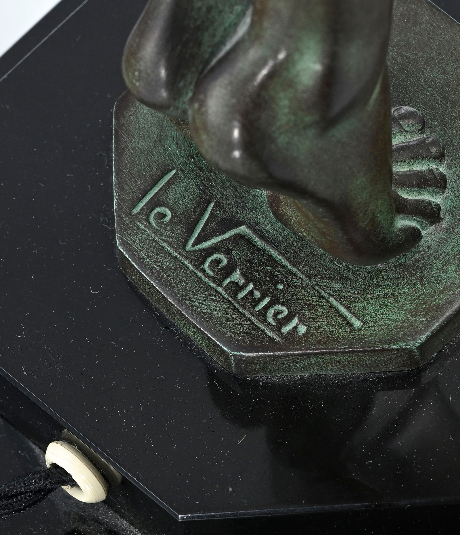 Clarté, lampe en régule à patine verte et globe en verre effet craquelé, sign - 4