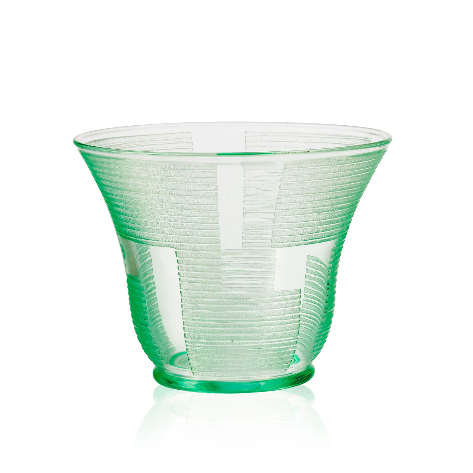 Vase sur talon à col évasé Art Déco en verre teinté vert, à décor: Vase sur talon à col évasé Art Déco en verre teinté vert, à décor givré géométrique, h. 22 cm 
