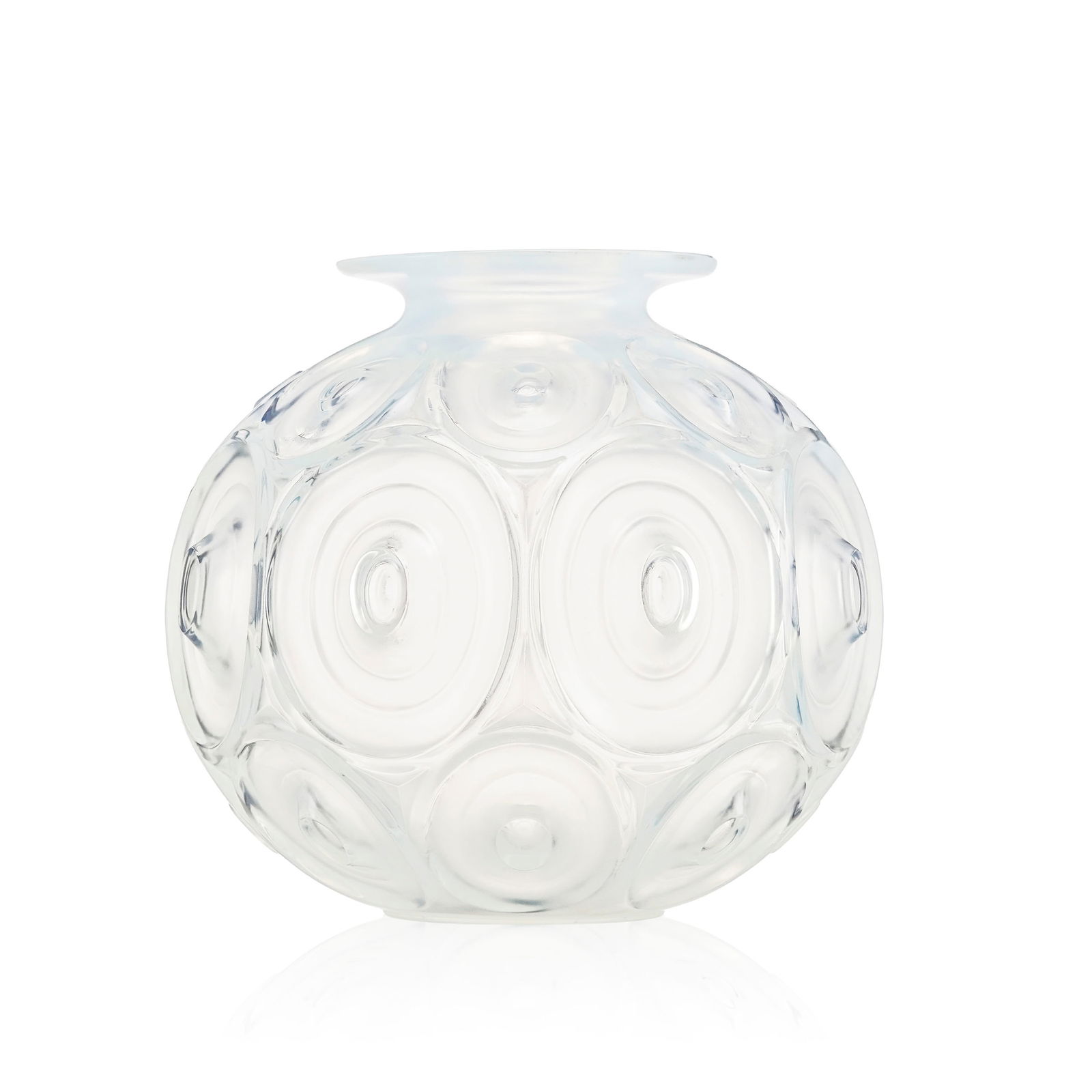 Vase boule Art Déco en verre opalescent, signé Sabino Paris, modèle Alvéoles et : Vase boule Art Déco en verre opalescent, signé Sabino Paris, modèle Alvéoles et ovales, à décor géométrique, h. 22 cm Provenance: Château de Bellerive,