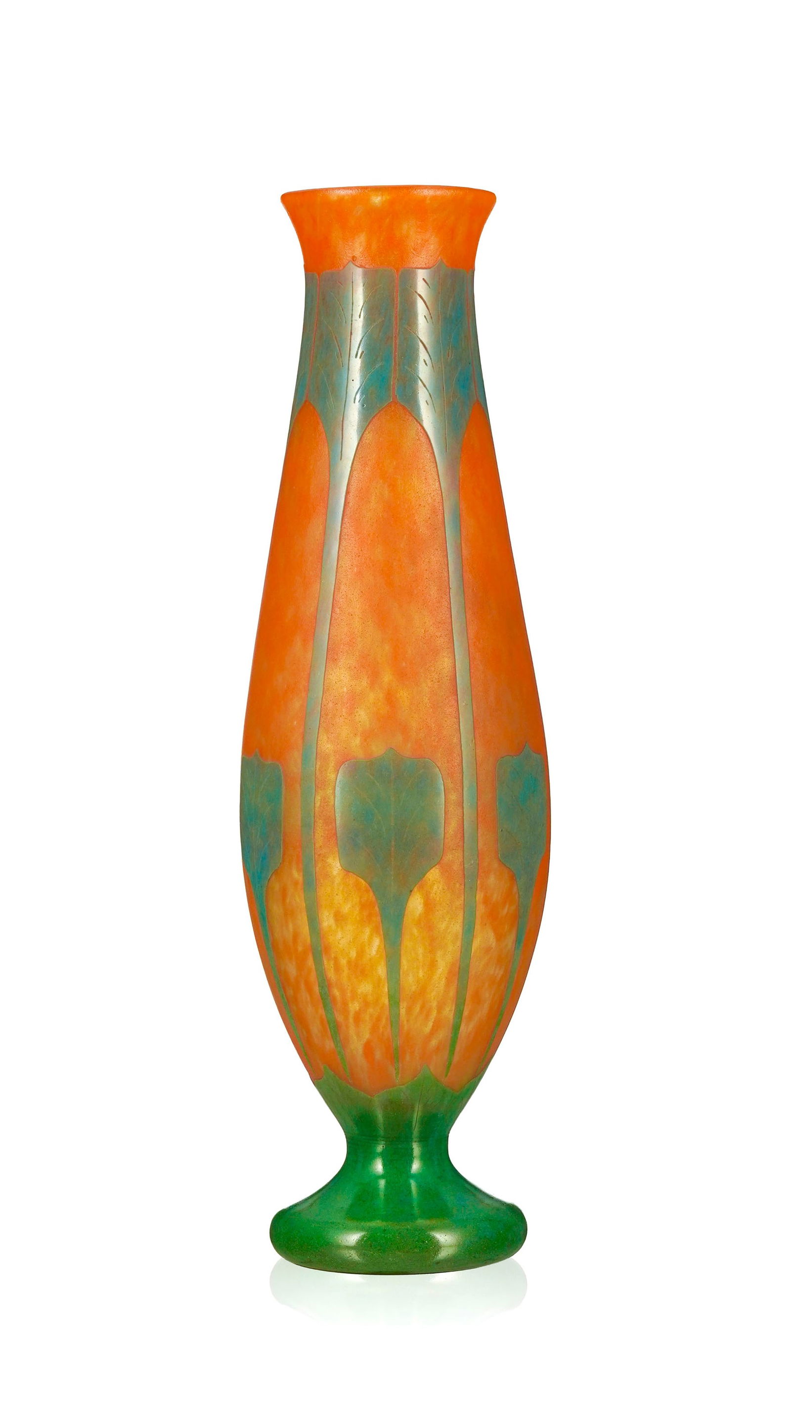 Vase balustre sur talon en verre multicouche, signé Le Verre Français, à décor d: Vase balustre sur talon en verre multicouche, signé Le Verre Français, à décor dégagé l'acide Pierrot sur fond orangé, signature au berlingot, h. 47,5 cm 