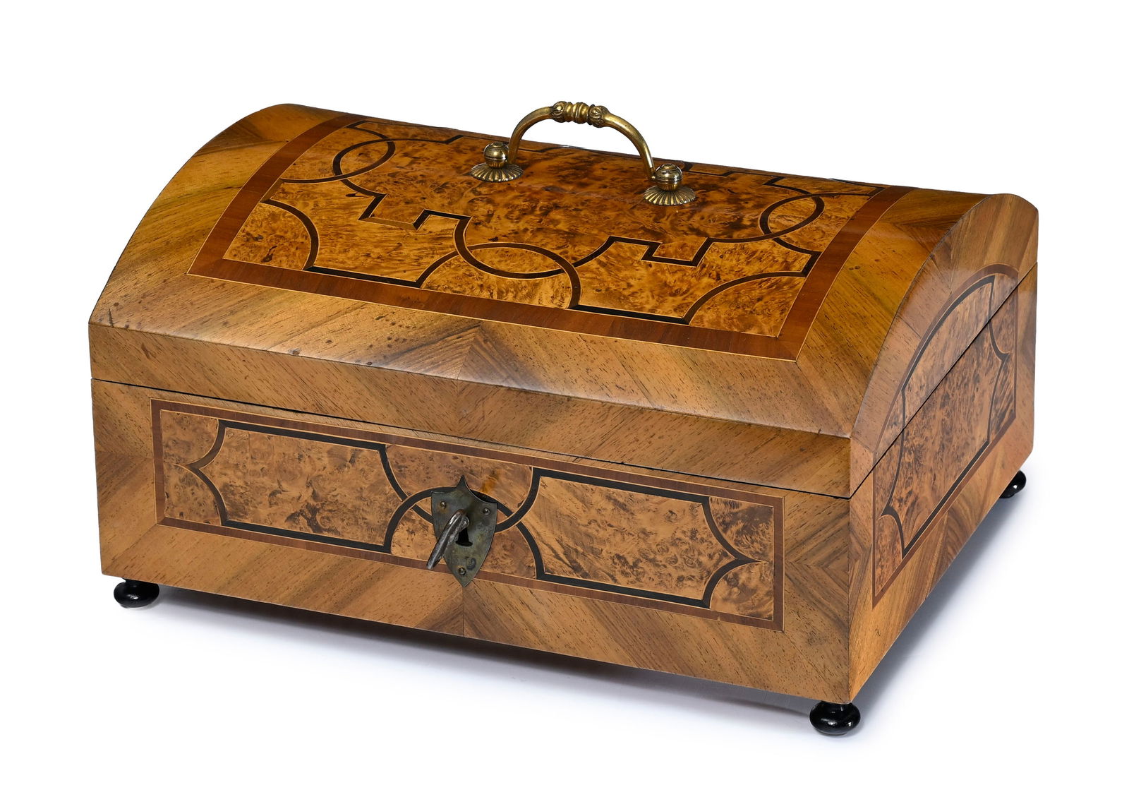 Coffret de voyage, XVIIIe s., en placage de loupe de noyer et filets de marqueterie, poignée en: Coffret de voyage, XVIIIe s., en placage de loupe de noyer et filets de marqueterie, poignée en laiton, ouvrant par un couvercle bombé, 22x39x30 cm Conditioninsolation au vernis rayures et