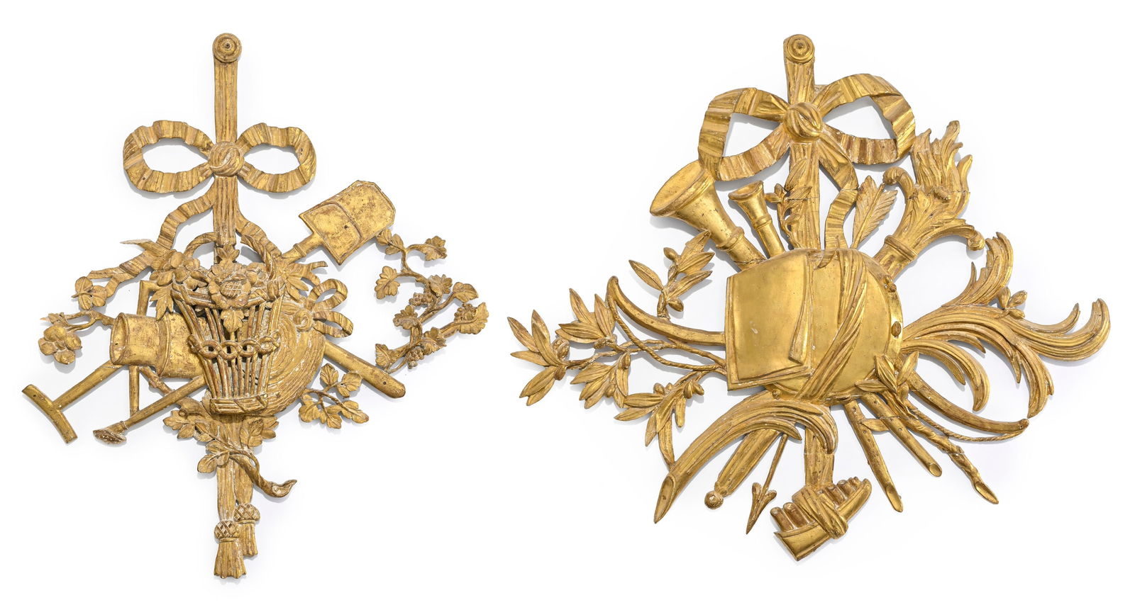 2 éléments de décoration d'époque Louis XVI, en bois sculpté et doré &: 2 éléments de décoration d'époque Louis XVI, en bois sculpté et doré à décor d'attributs et ruban noué, 87x75 cm et 80x90 cm Conditionrestaurations et