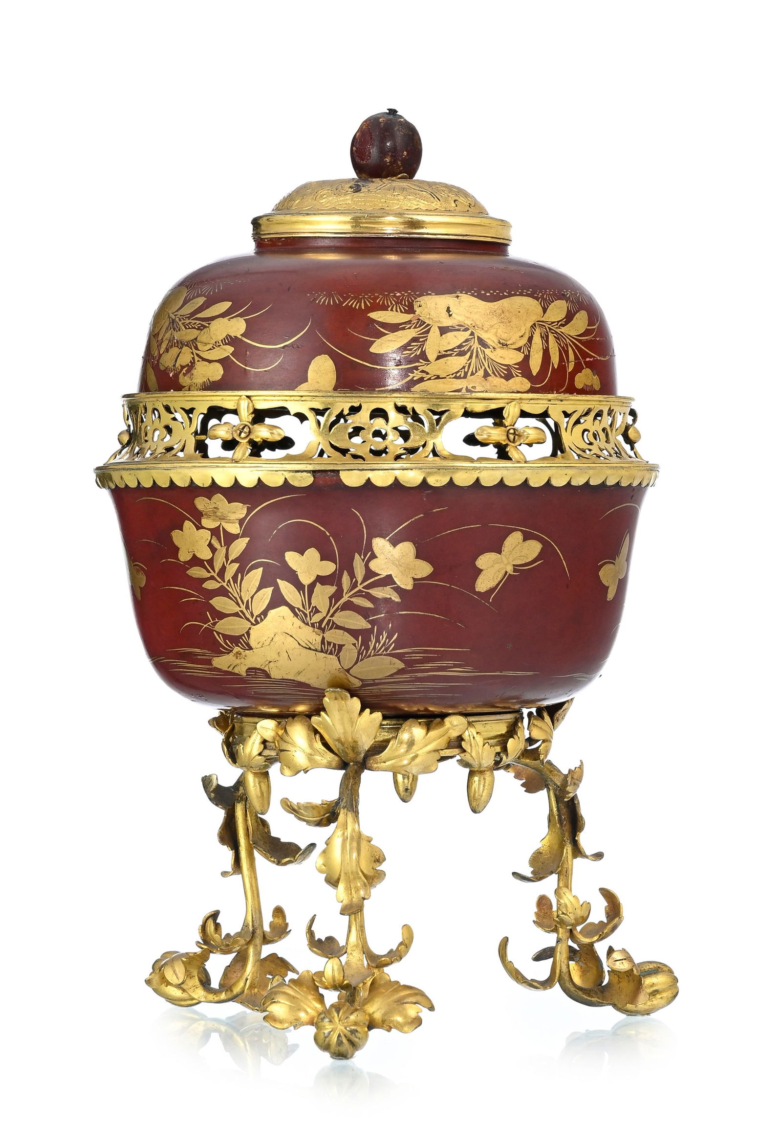 Pot pourri, XVIIIe s., formé de deux coupes en laque rouge et or à décor de papillons: Pot pourri, XVIIIe s., formé de deux coupes en laque rouge et or à décor de papillons, fleurs et feuillages, monture en tôle et bronze doré à décor de feuilles d'aca