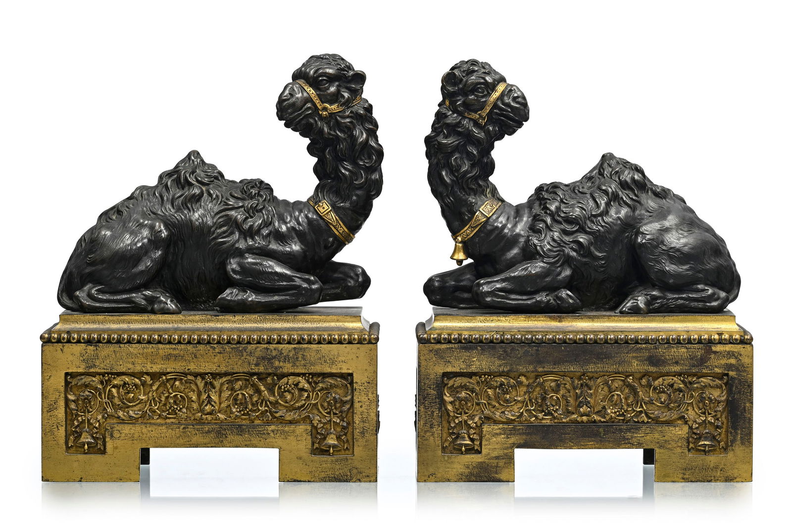 Paire de chenets au dromadaire de style Louis XVI d'après un modèle de Pierre Gouthiè: Paire de chenets au dromadaire de style Louis XVI d'après un modèle de Pierre Gouthière, XIXe s., en bronze patiné et doré, base ornée de frises de perles et rinceaux de