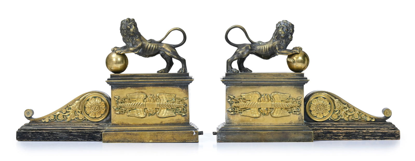Paire de chenets de style Empire, fin XIXe s., en bronze doré, à décor de lions, h. 2: Paire de chenets de style Empire, fin XIXe s., en bronze doré, à décor de lions, h. 29 cm, long. 42 cm Conditionusures et manques à la dorure éléments en bois