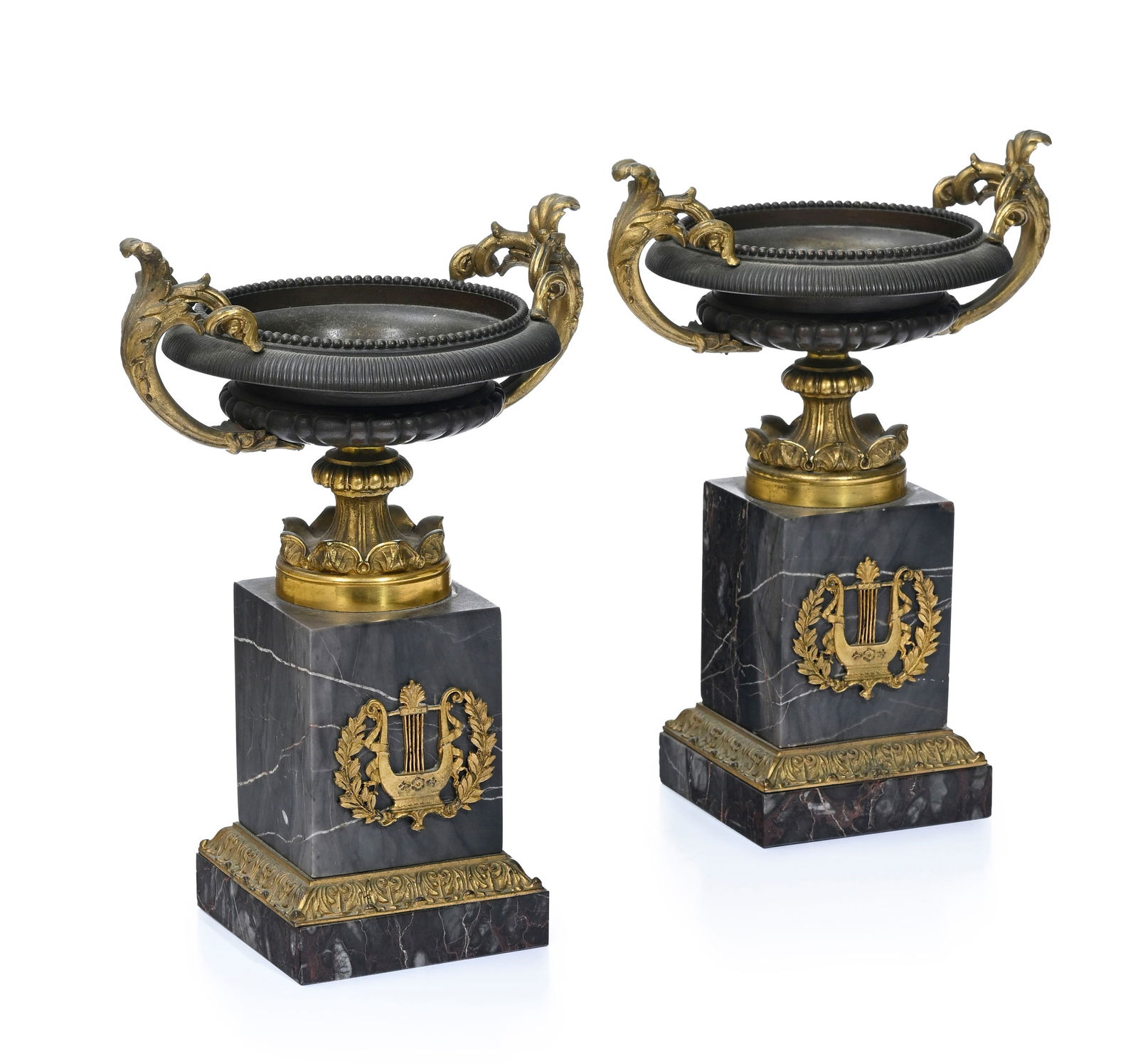 Paire de coupes d'époque Napoléon III, en bronze patiné et doré, piédestal : Paire de coupes d'époque Napoléon III, en bronze patiné et doré, piédestal en marbre orné d'une lyre et lauriers, h. 30 cm 