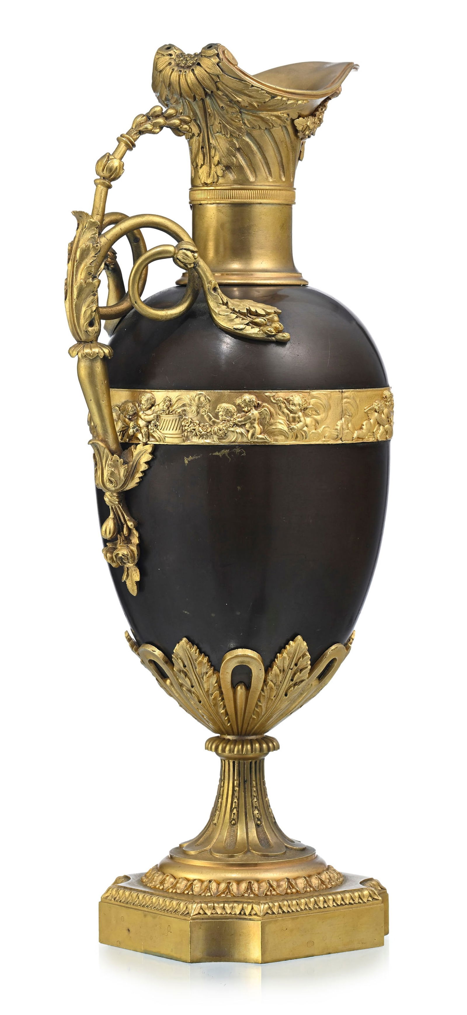 Aiguière, fin du XIXe s., en bronze patiné et doré, corps à décor d'une sc&: Aiguière, fin du XIXe s., en bronze patiné et doré, corps à décor d'une scène de putti, anse en enroulement, base ornée de feuilles d'eau, h. 45 cm Condition pré