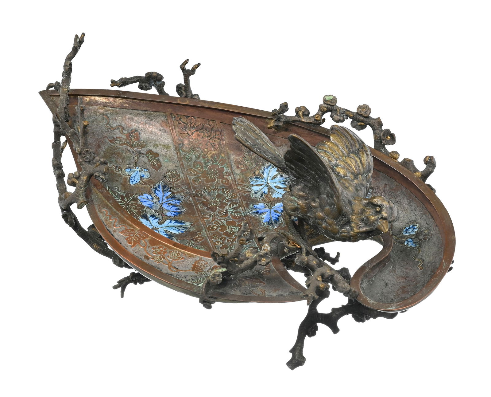 Coupe, fin du XIXe s., en bronze et cuivre partiellement émaillé, piètement simulant : Coupe, fin du XIXe s., en bronze et cuivre partiellement émaillé, piètement simulant le branchage sur lequel repose une mésange, long. 38 cm Conditionusures et nombreux manques