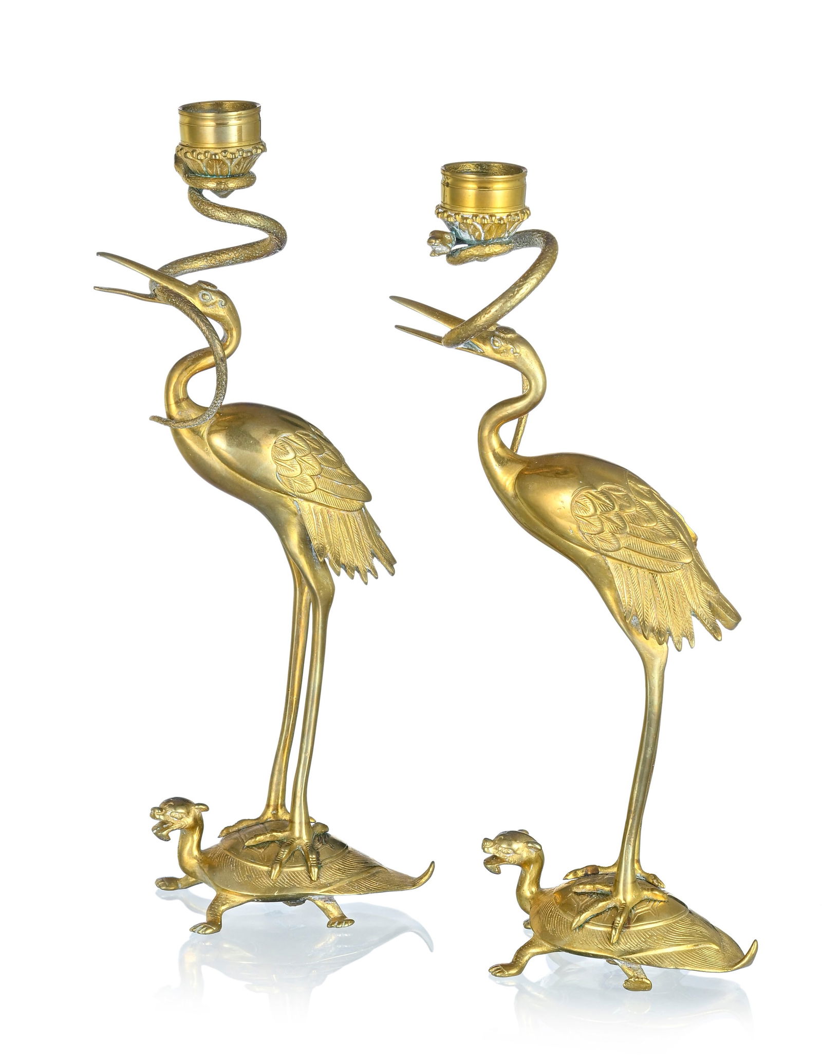 Paire de bougeoirs de style Victorien, XXe s., en laiton, à décor d'un échassier sur  (1 of 5)