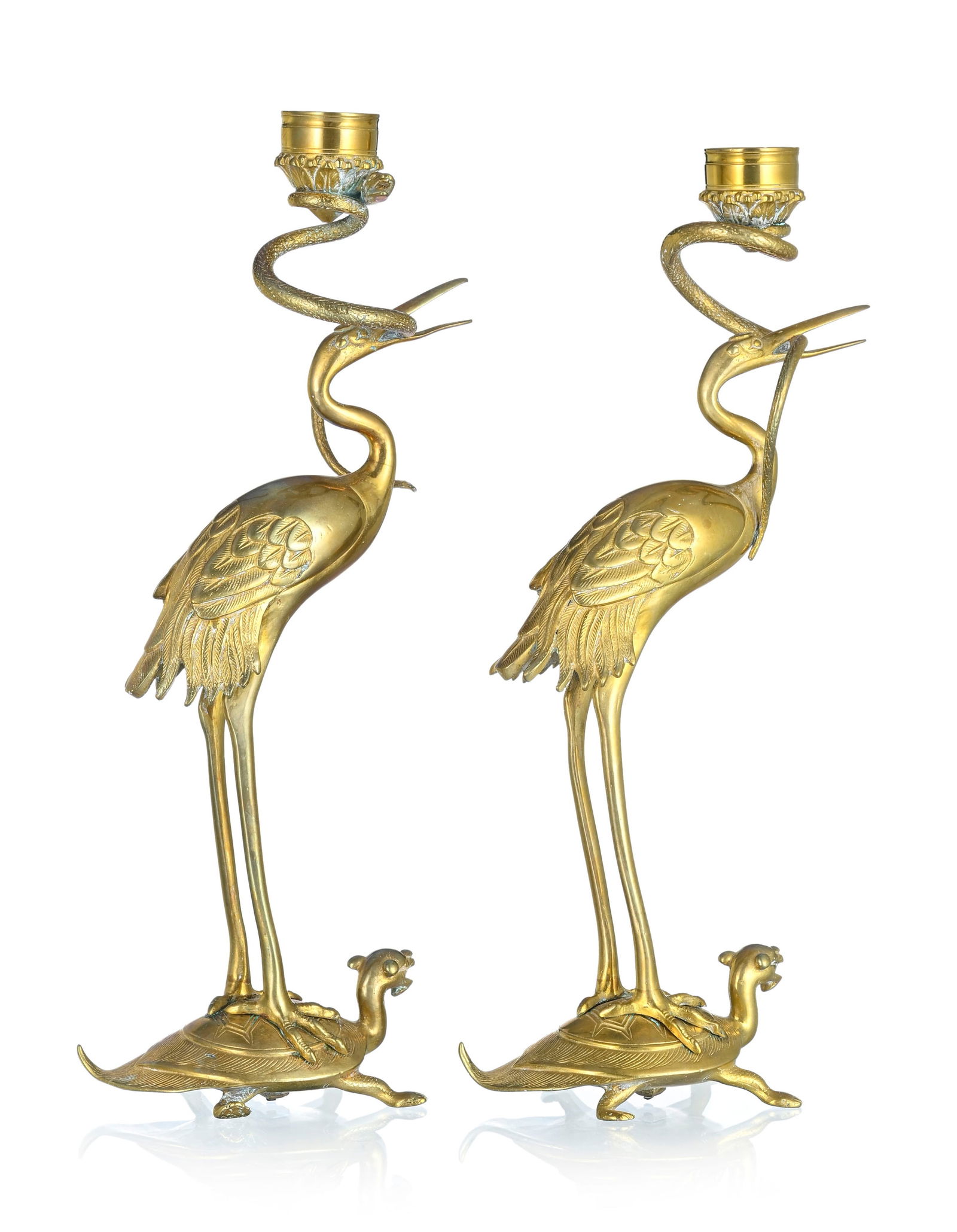 Paire de bougeoirs de style Victorien, XXe s., en laiton, à décor d'un échassier sur  - 2