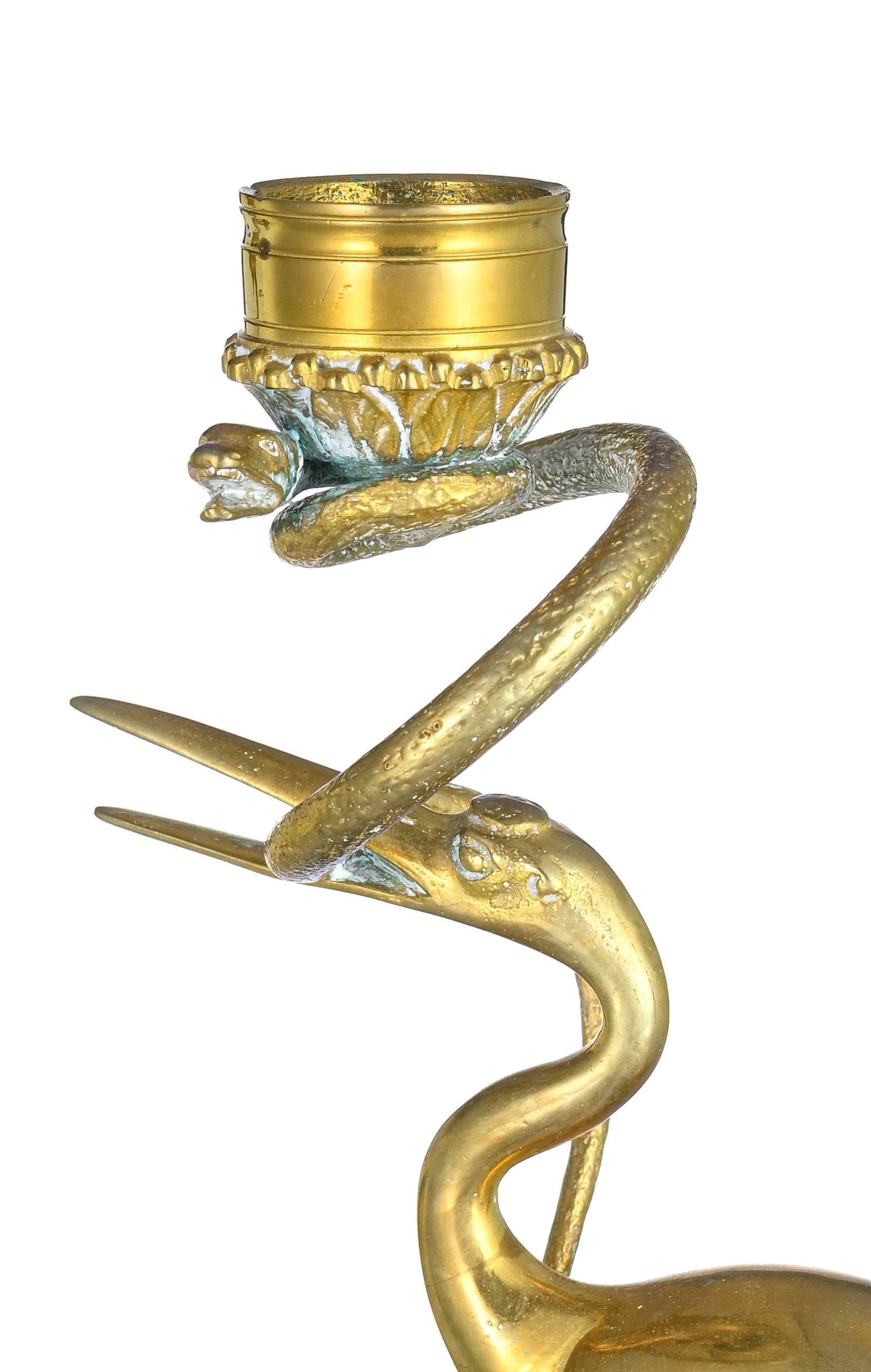 Paire de bougeoirs de style Victorien, XXe s., en laiton, à décor d'un échassier sur  - 4