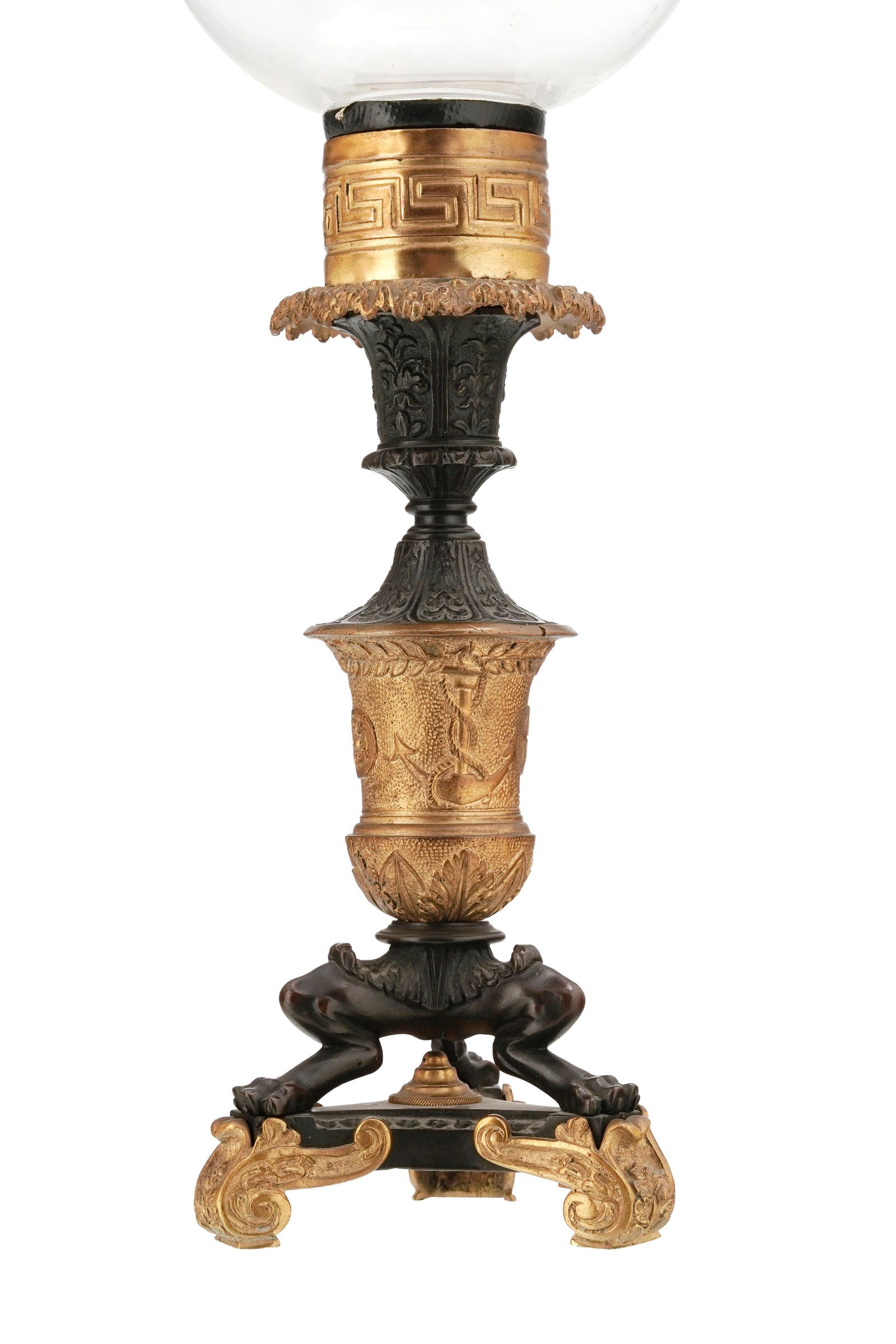 Paire de bougeoirs, fin du XIXe s., en bronze patiné et doré, surmonté d'un photophor - 2