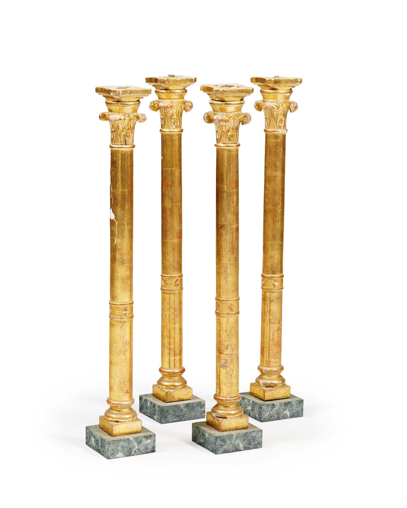 Suite de 4 éléments de décoration formant colonnes, XIXe s., en bois peint vert et do: Suite de 4 éléments de décoration formant colonnes, XIXe s., en bois peint vert et doré, base à section carrée, h. 76 cm Conditionusures et manques à la dorure et