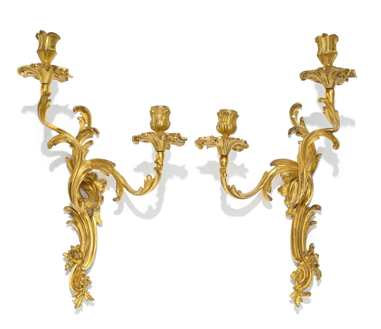Paire d'appliques de style Louis XV, XIXe s., en bronze ciselé et doré, à décor : Paire d'appliques de style Louis XV, XIXe s., en bronze ciselé et doré, à décor de feuilles d'acanthe, deux bras de lumière en enroulement, h. 43 cm 