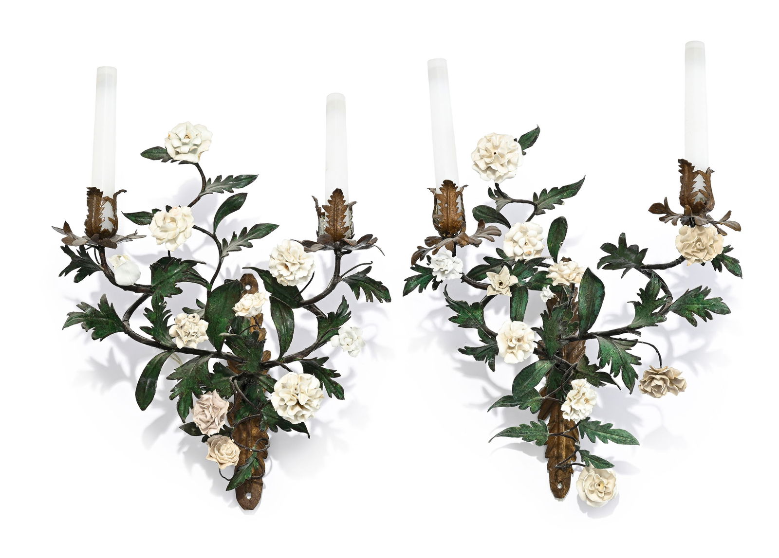 Paire d'appliques de style Louis XV, XXe s., en métal peint polychrome agrémenté de f: Paire d'appliques de style Louis XV, XXe s., en métal peint polychrome agrémenté de fleurs en porcelaine, deux feux, h. 33 cm Conditionnous ne garantissons pas l'état des