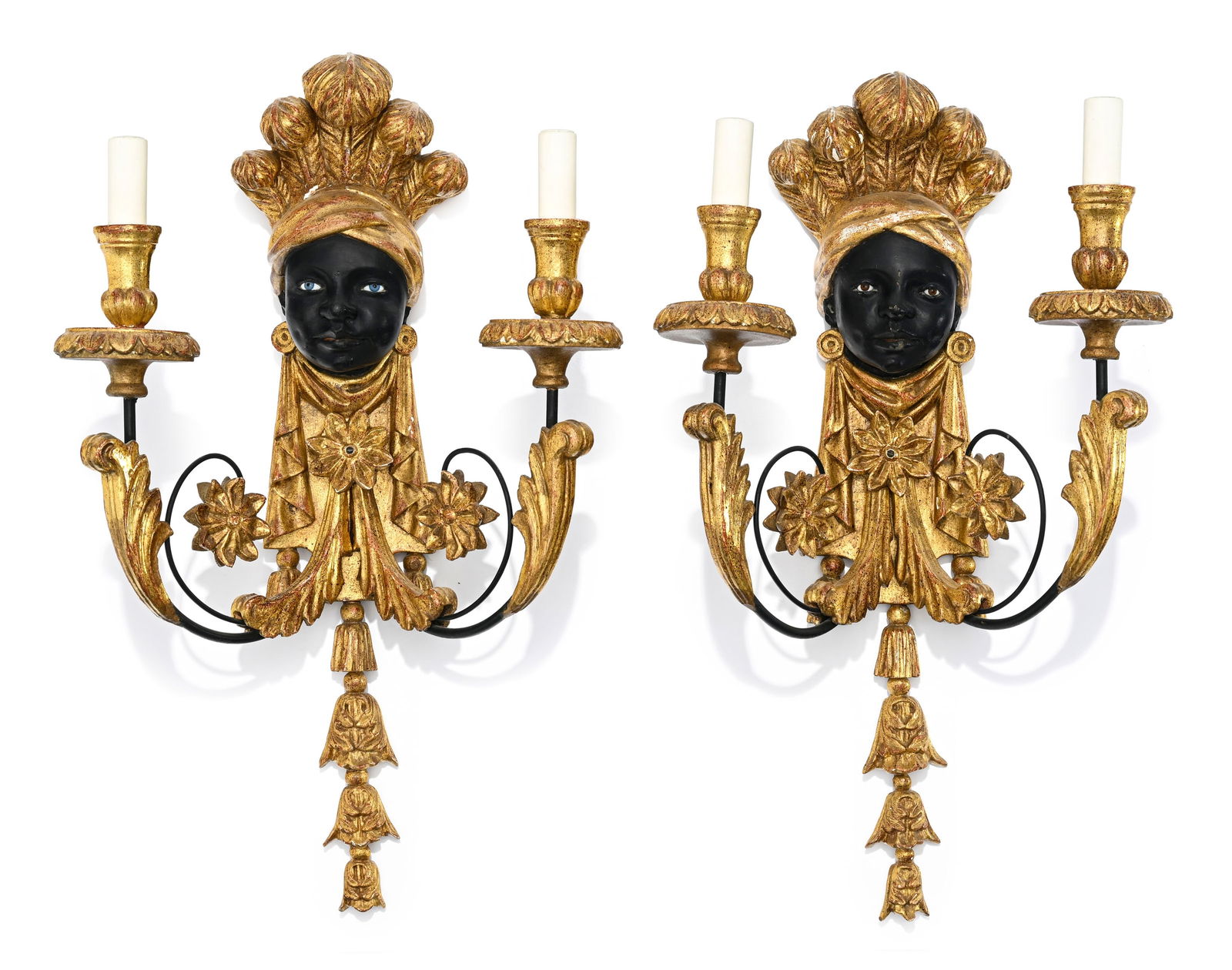 Paire d'appliques de style Directoire, XXe s., en bois peint noir et doré, figurant un maure so: Paire d'appliques de style Directoire, XXe s., en bois peint noir et doré, figurant un maure sommé de plumes, orné de draperies, fleurs et feuilles d'acanthe, deux feux, h. 65 cm Condit