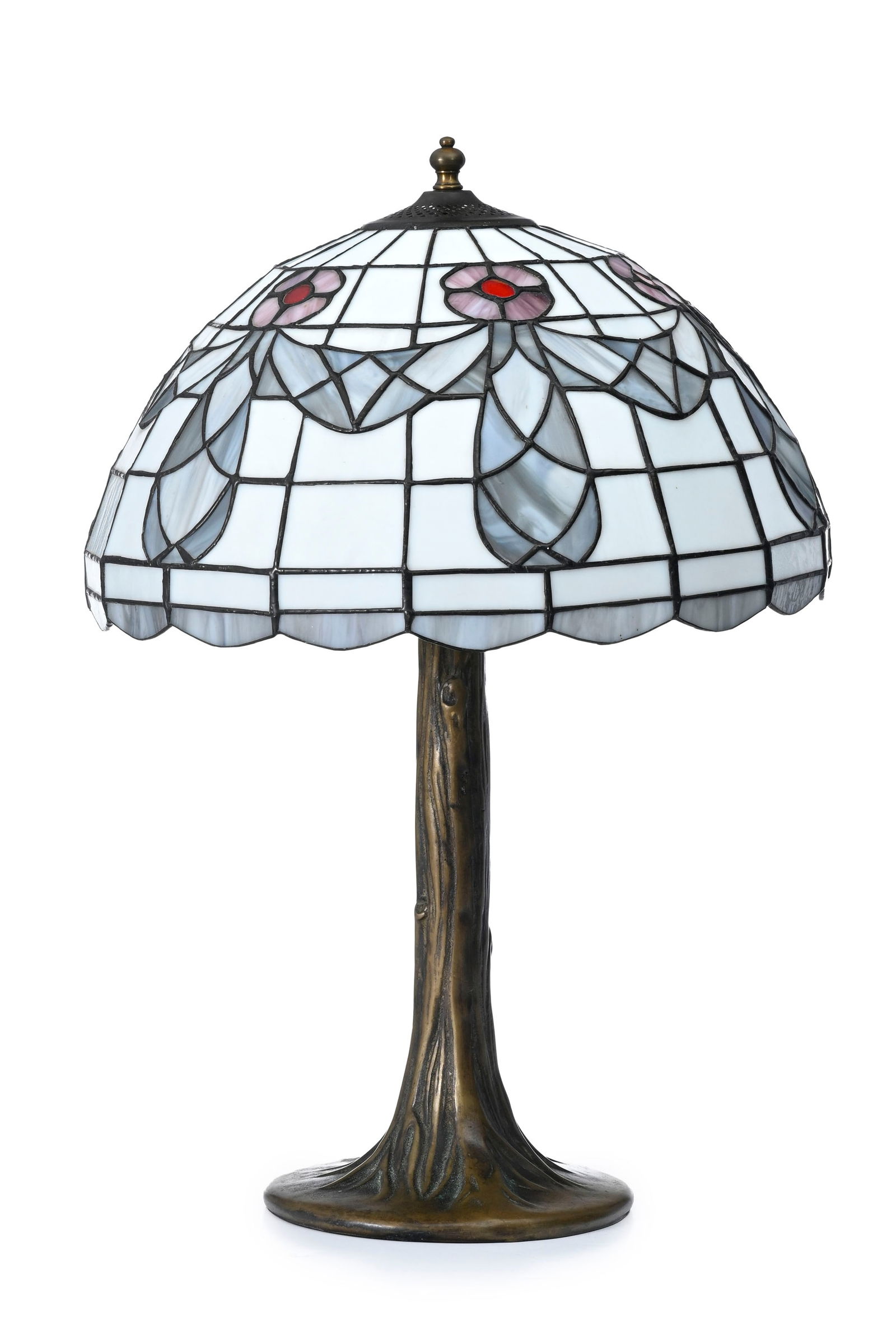 Lampe de table (non électrifiée) dans le goût de Tiffany, XXe s., piétement en m: Lampe de table (non électrifiée) dans le goût de Tiffany, XXe s., piétement en métal patiné, abat-jour hémisphérique en mosaïque de verre polychrome