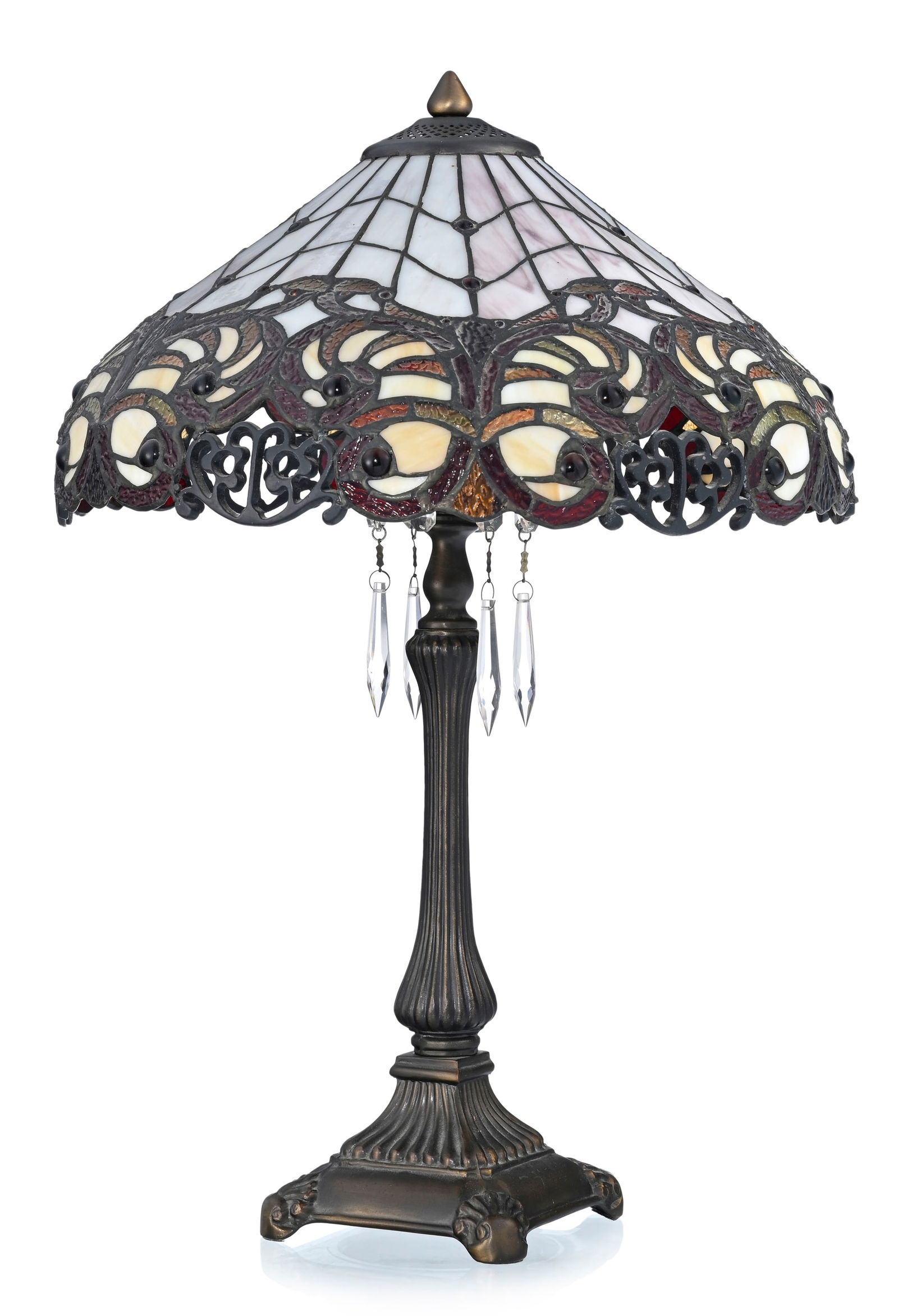 Lampe de table dans le goût de Tiffany, XXe s., piétement en métal patiné, abat-: Lampe de table dans le goût de Tiffany, XXe s., piétement en métal patiné, abat-jour tronconique ajouré en mosaïque de verre, h. 57 cm 